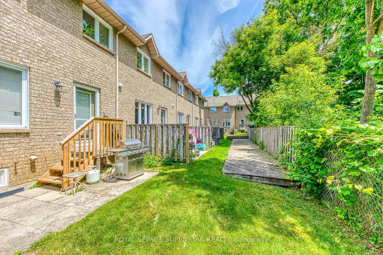 3 Bedrooms Condo at 1809 Upper Wentworth, Hamilton For sale