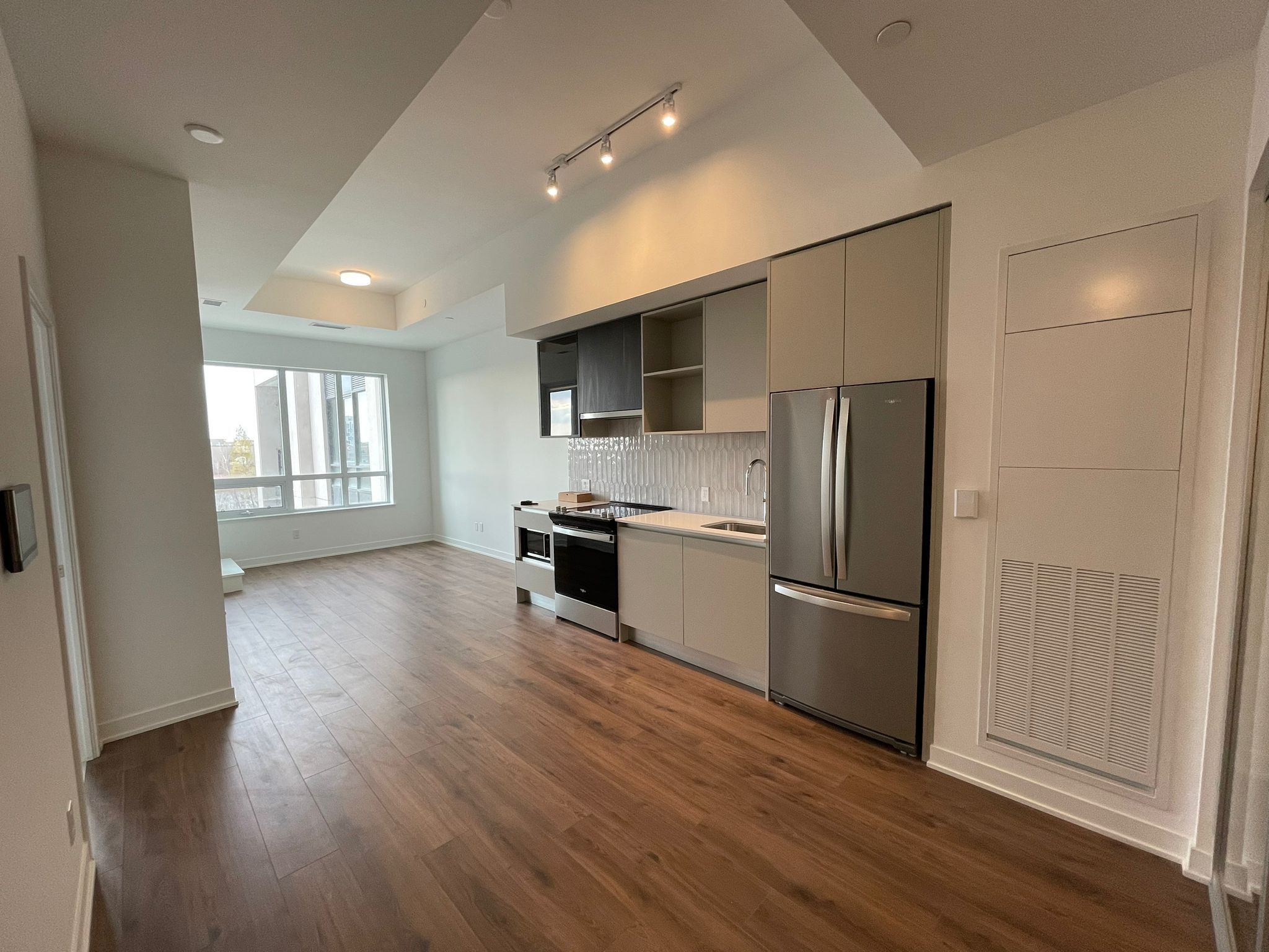 405 Dundas Street W 209