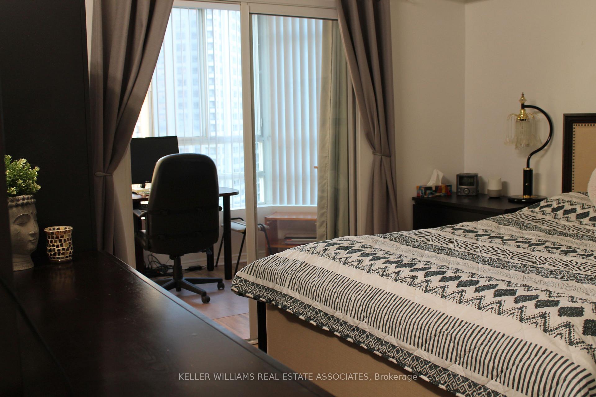 2 Bedrooms Condo at 50 Kingsbridge Garden, Mississauga For sale