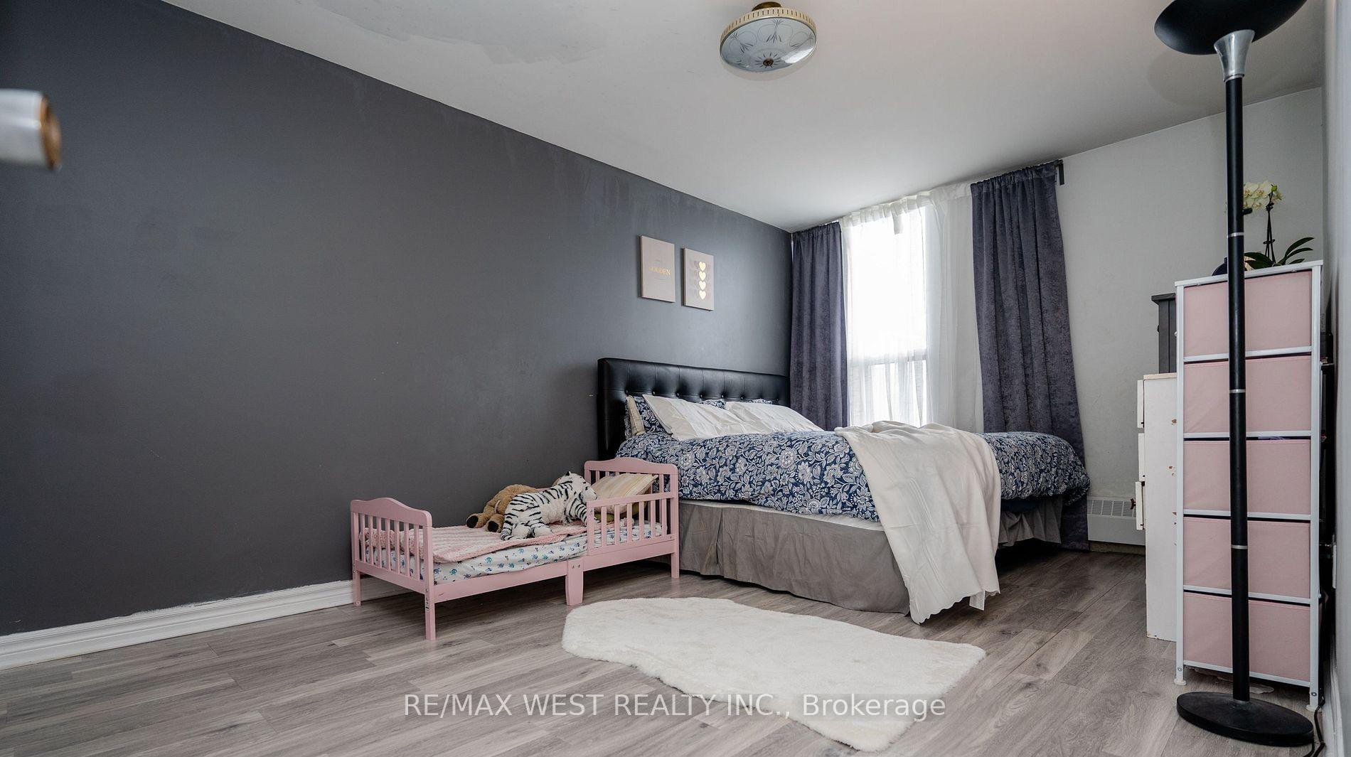 2 Bedrooms Condo at 60 Pavane Linkway, Toronto For sale
