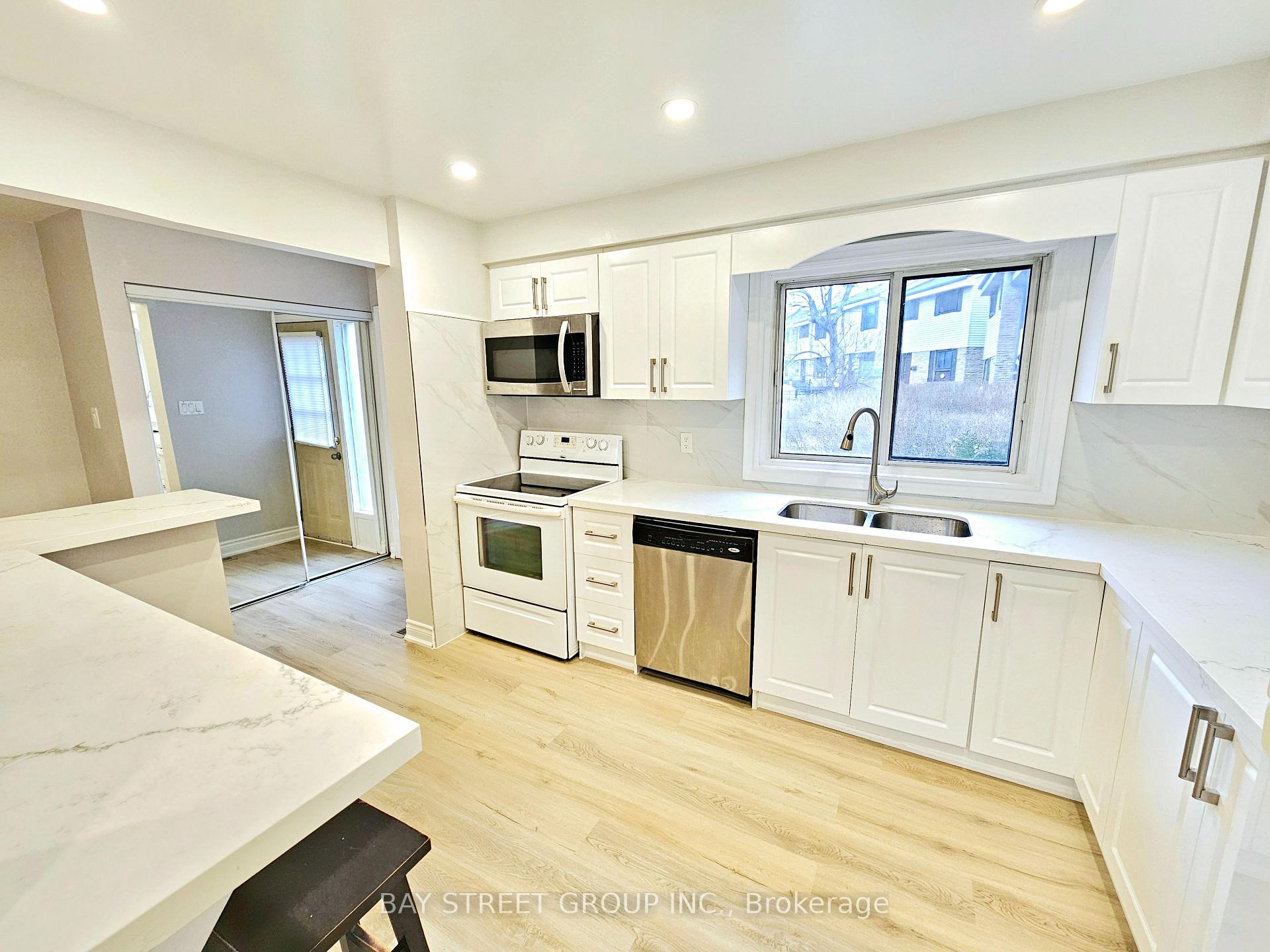3 Bedrooms Condo at 2779 Gananoque, Mississauga For sale