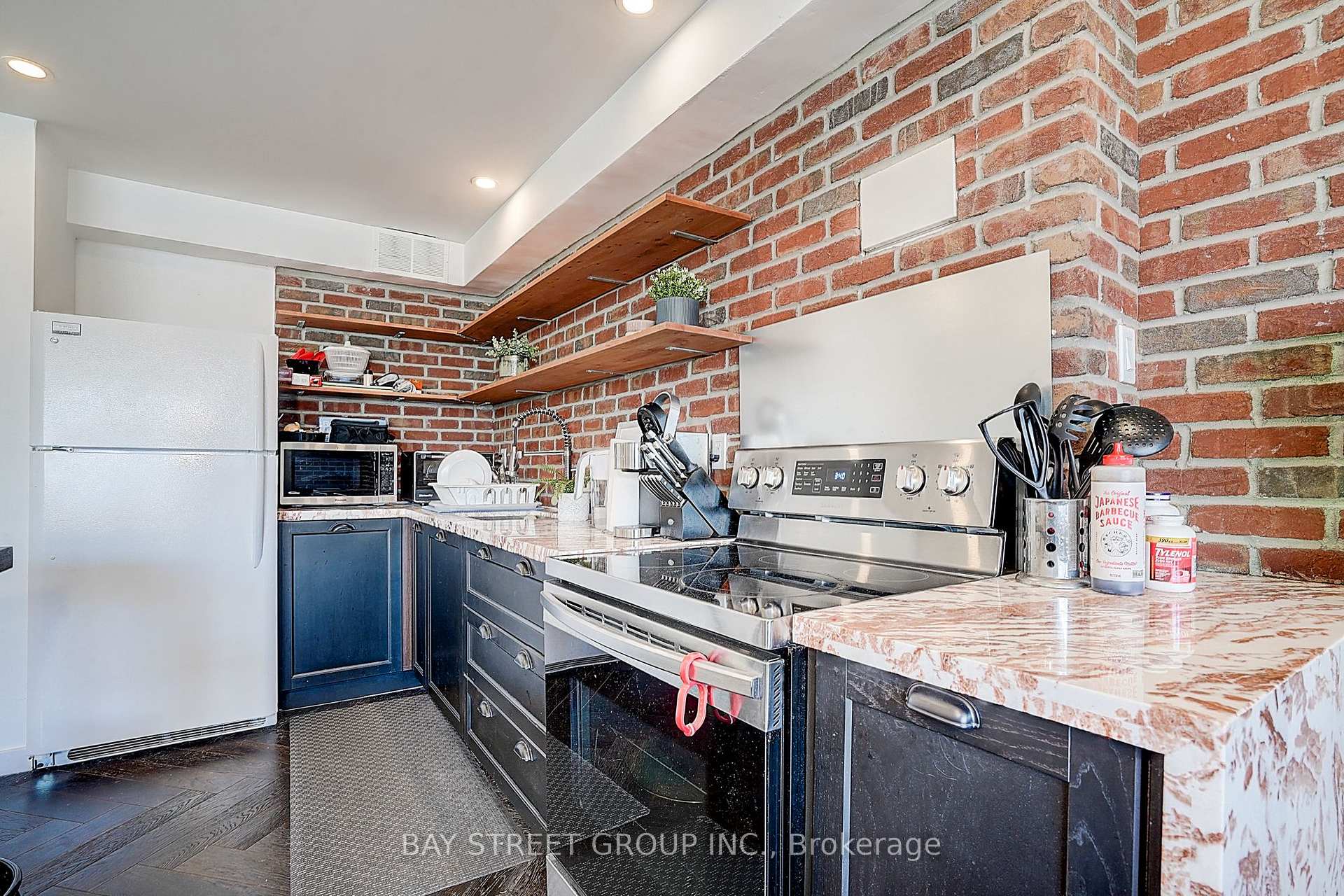 2 Bedrooms Condo at 10 Parkway Forest, Toronto For sale