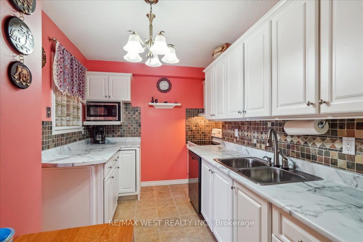 3 Bedrooms Condo at 15 Torrance, Toronto For sale
