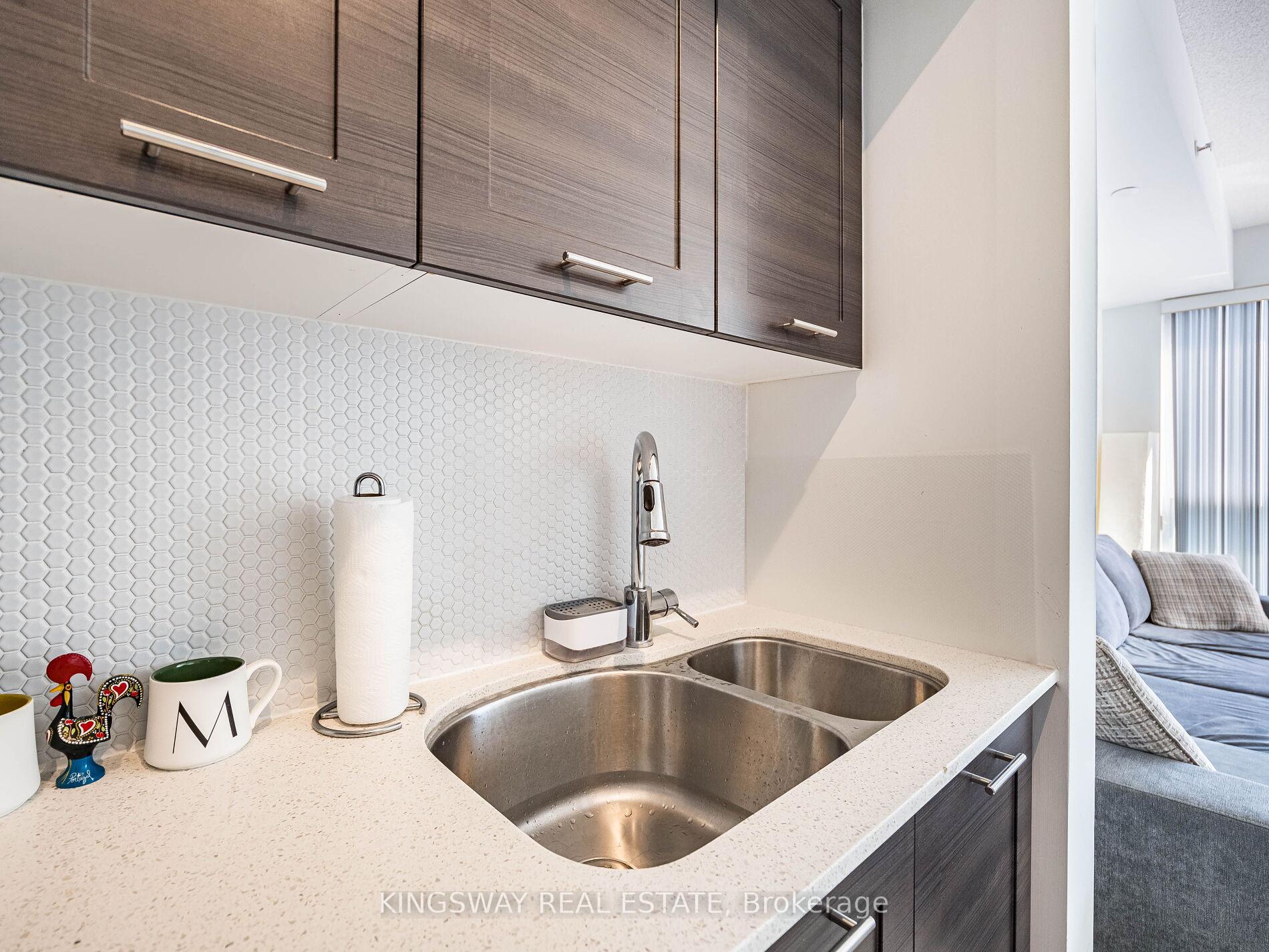 2 Bedrooms Condo at 2200 Lakeshore,  Toronto For sale