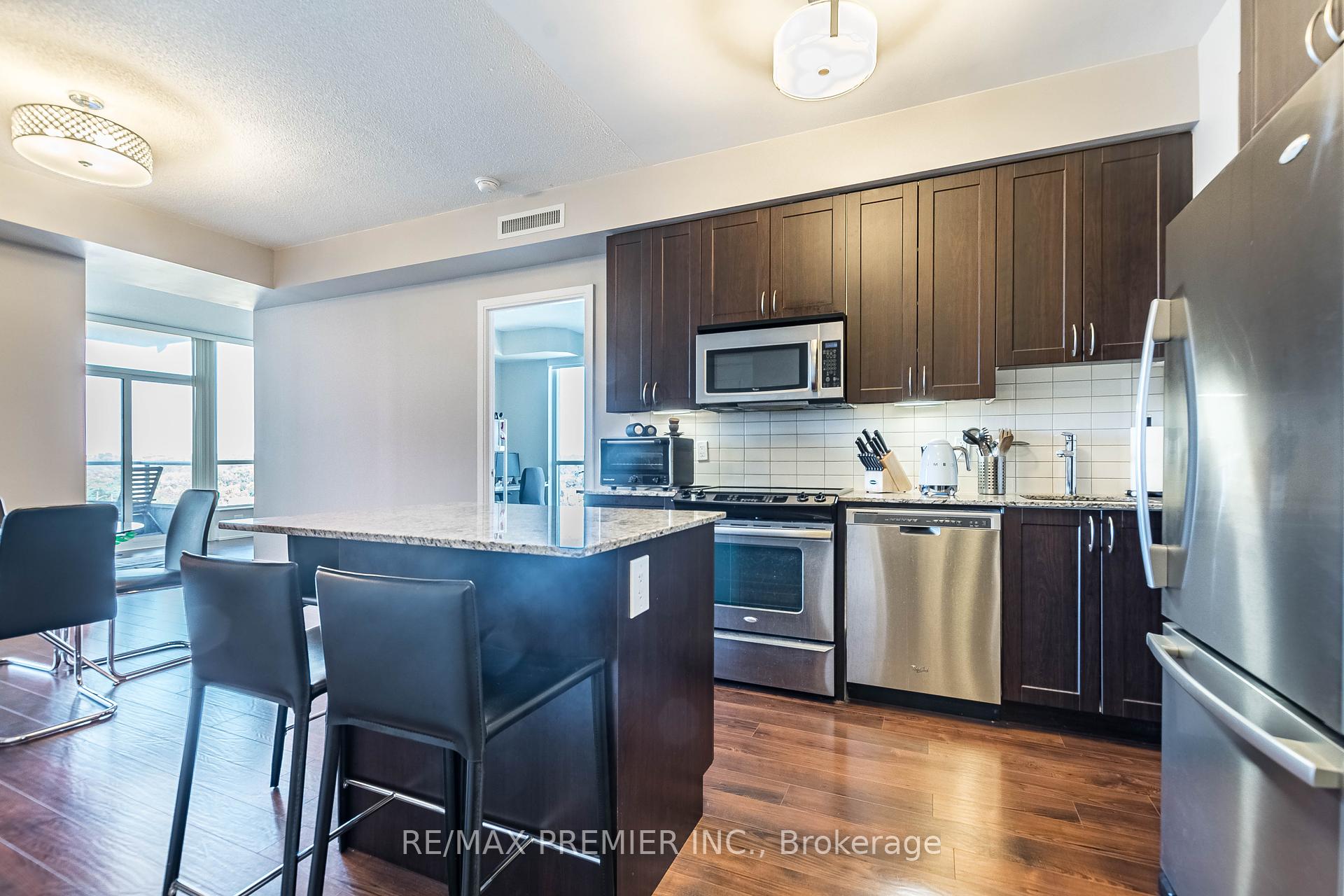 2 Bedrooms Condo at 15 Viking, Toronto For sale