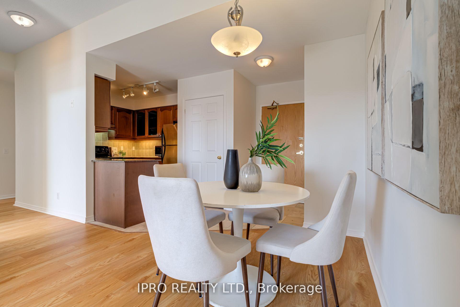 2 Bedrooms Condo at 1 Maison Parc, Vaughan For sale