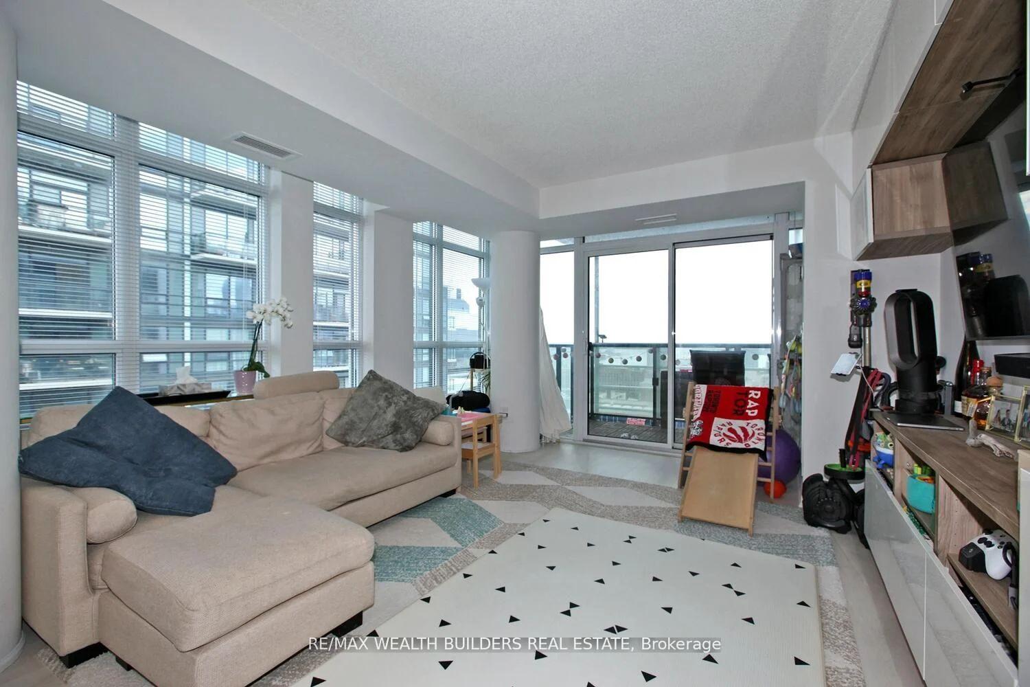 2 Bedrooms Condo at 400 Adelaide, Toronto For sale