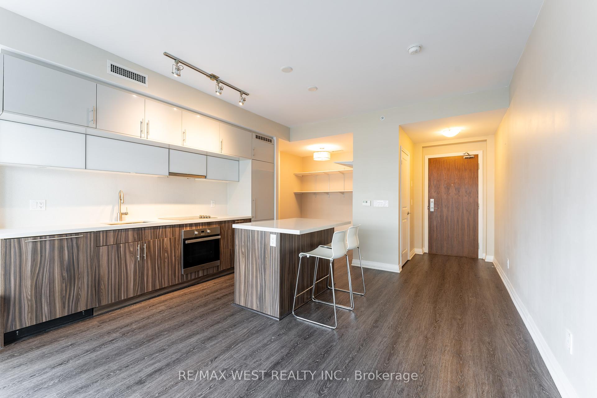 2 Bedrooms Condo at 8 Mercer, Toronto For sale