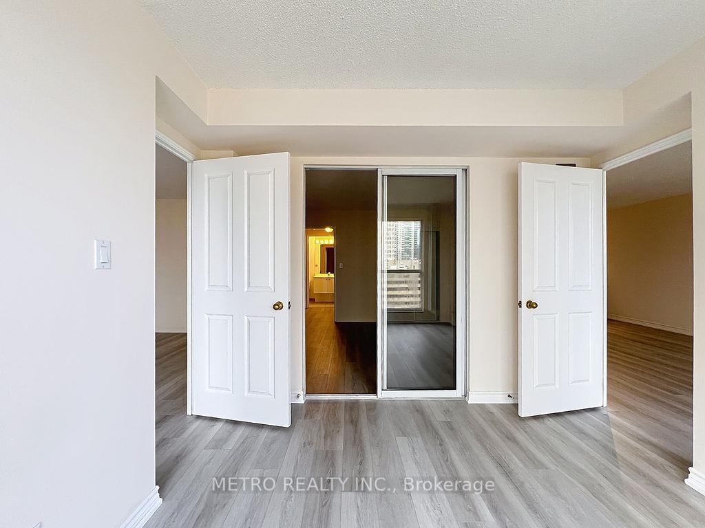3 Bedrooms Condo at 18 Hollywood, Toronto For sale