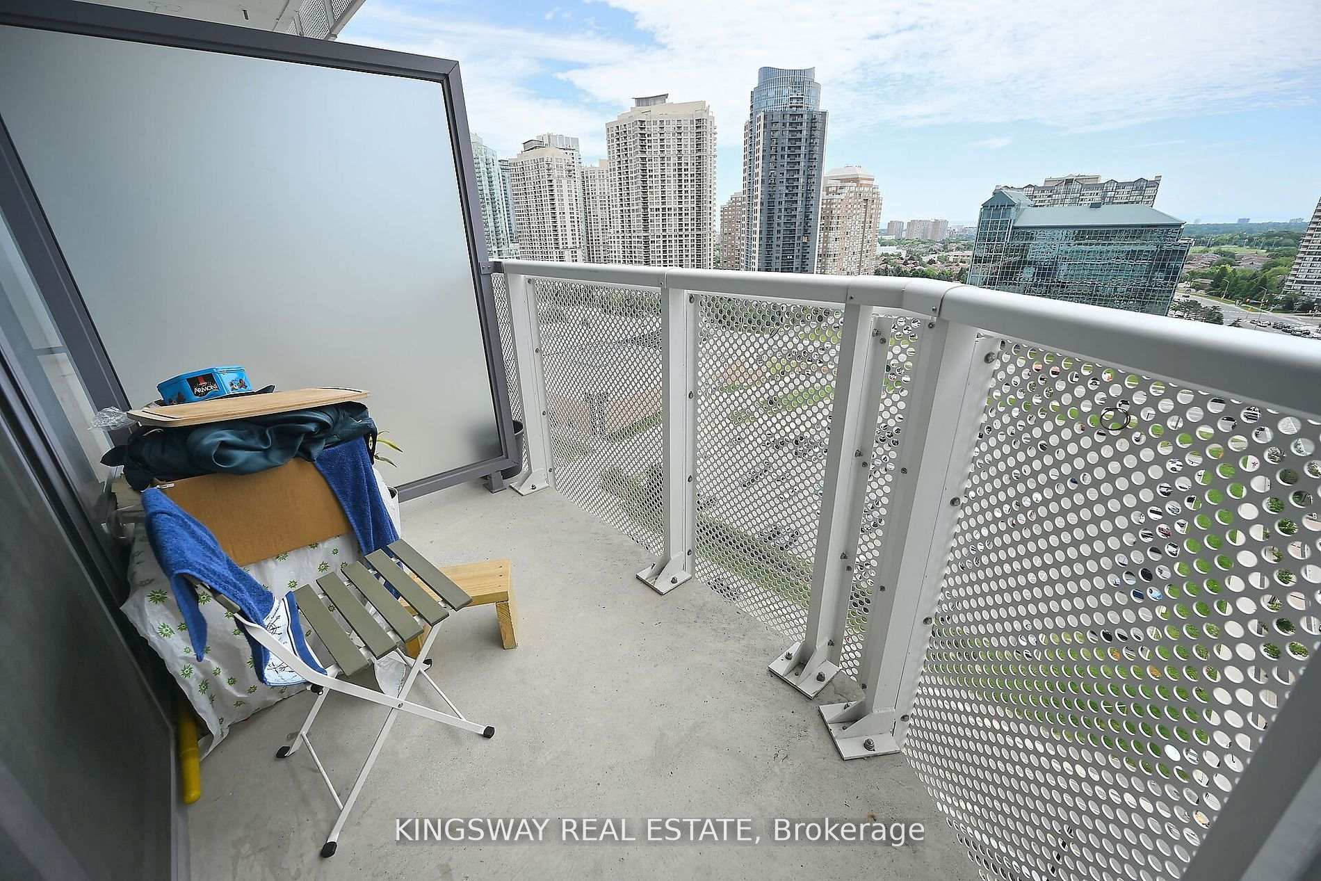 2 Bedrooms Condo at 4065 Confederation, Mississauga For sale