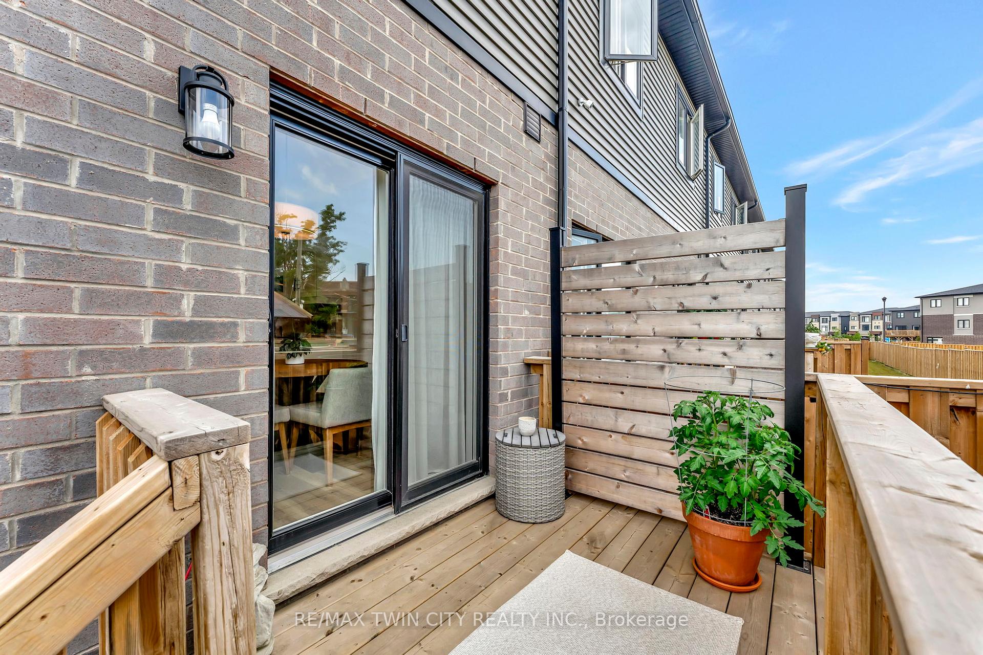 3 Bedrooms Condo at 4 Southam, Hamilton For sale