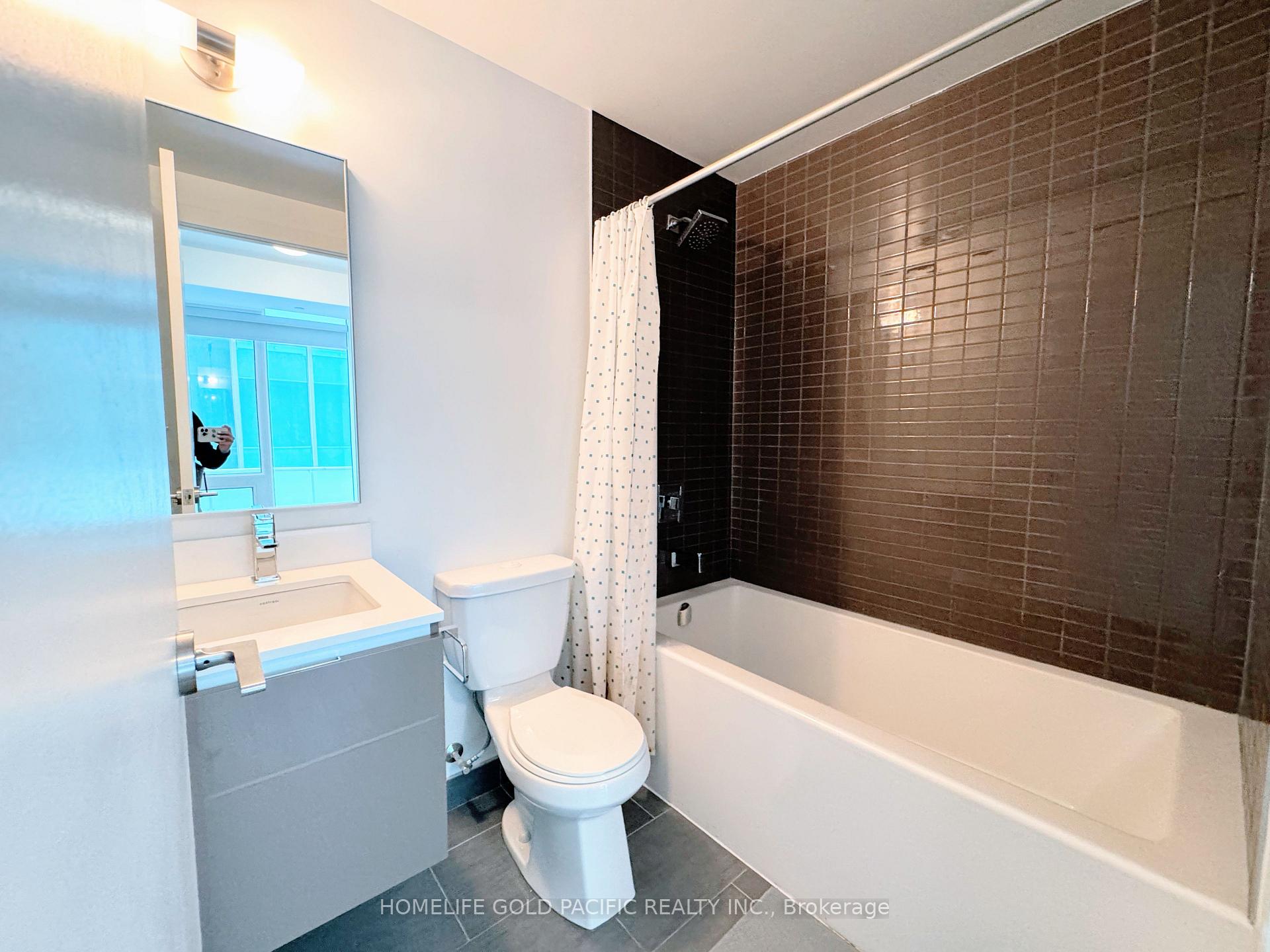 2 Bedrooms Condo at 200 Bloor, Toronto For sale