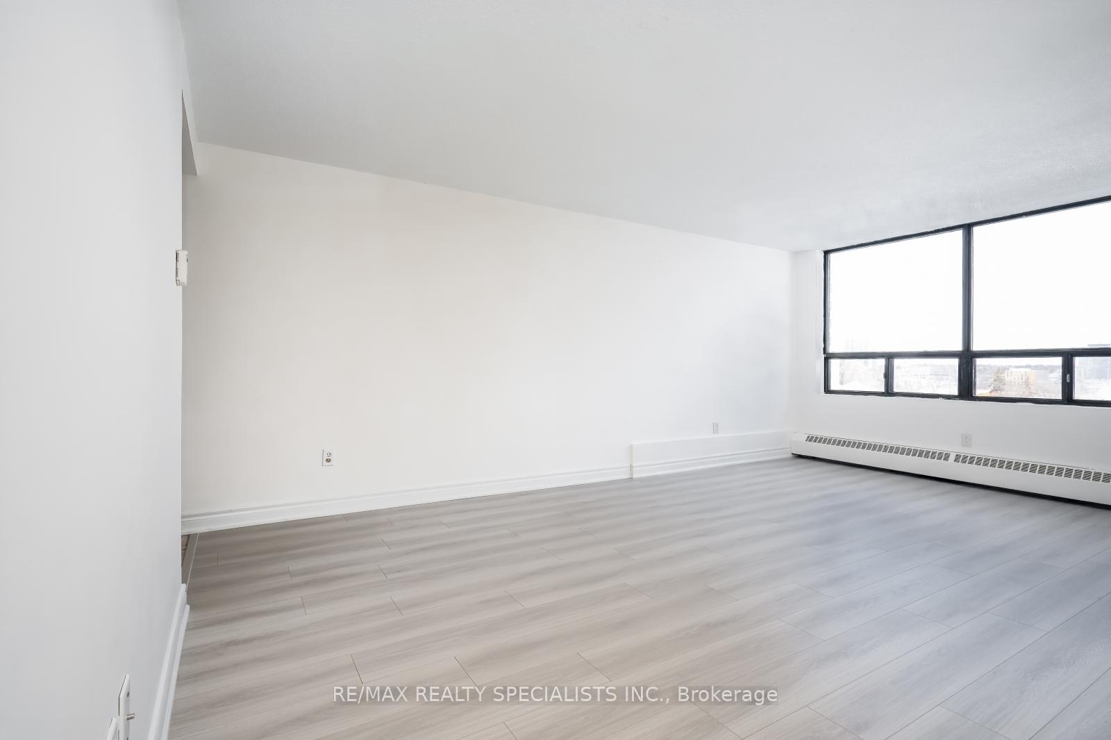 3 Bedrooms Condo at 2556 Argyle, Mississauga For sale
