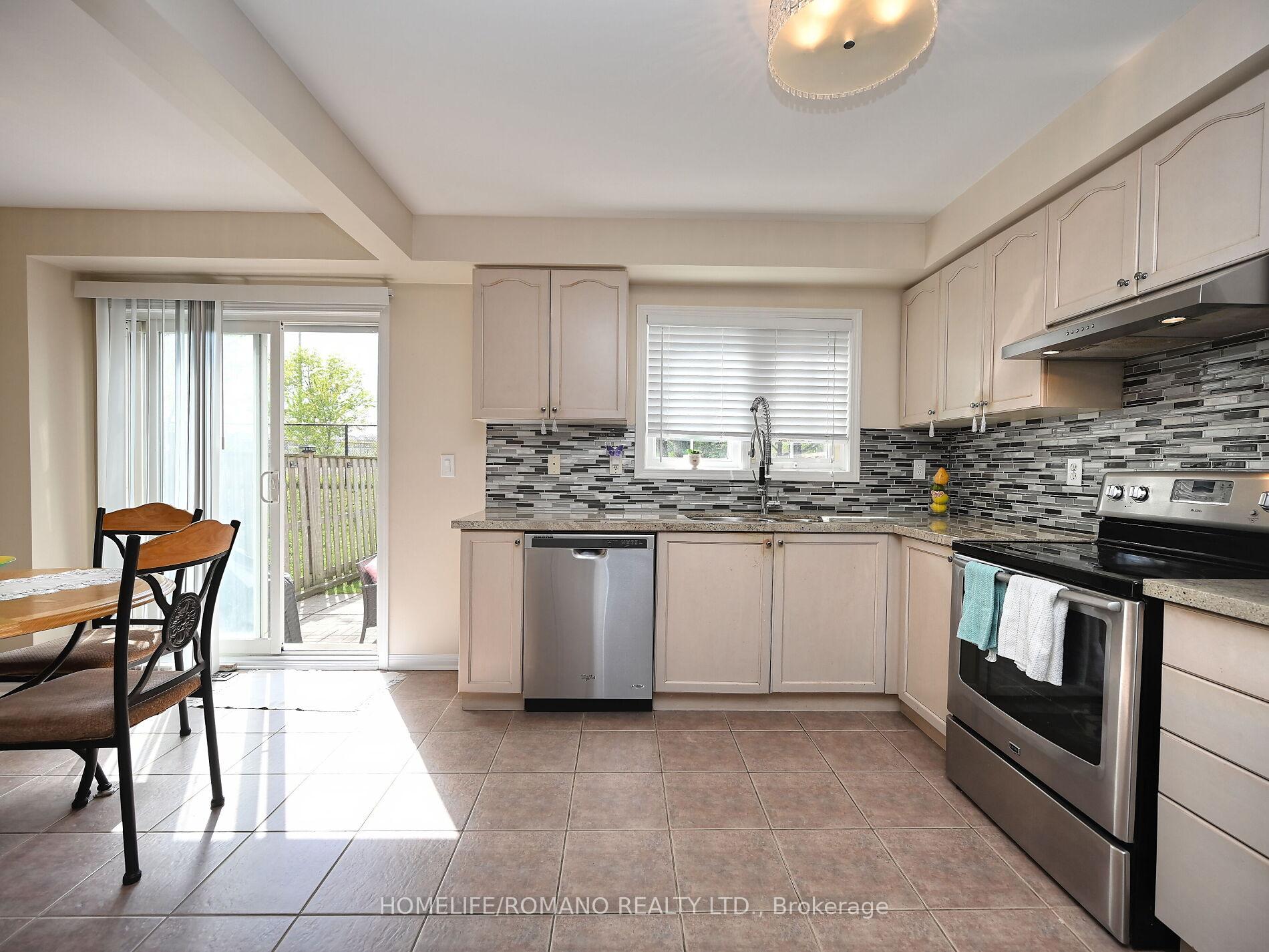 4 Bedrooms Condo at 3030 Breakwater, Mississauga For sale