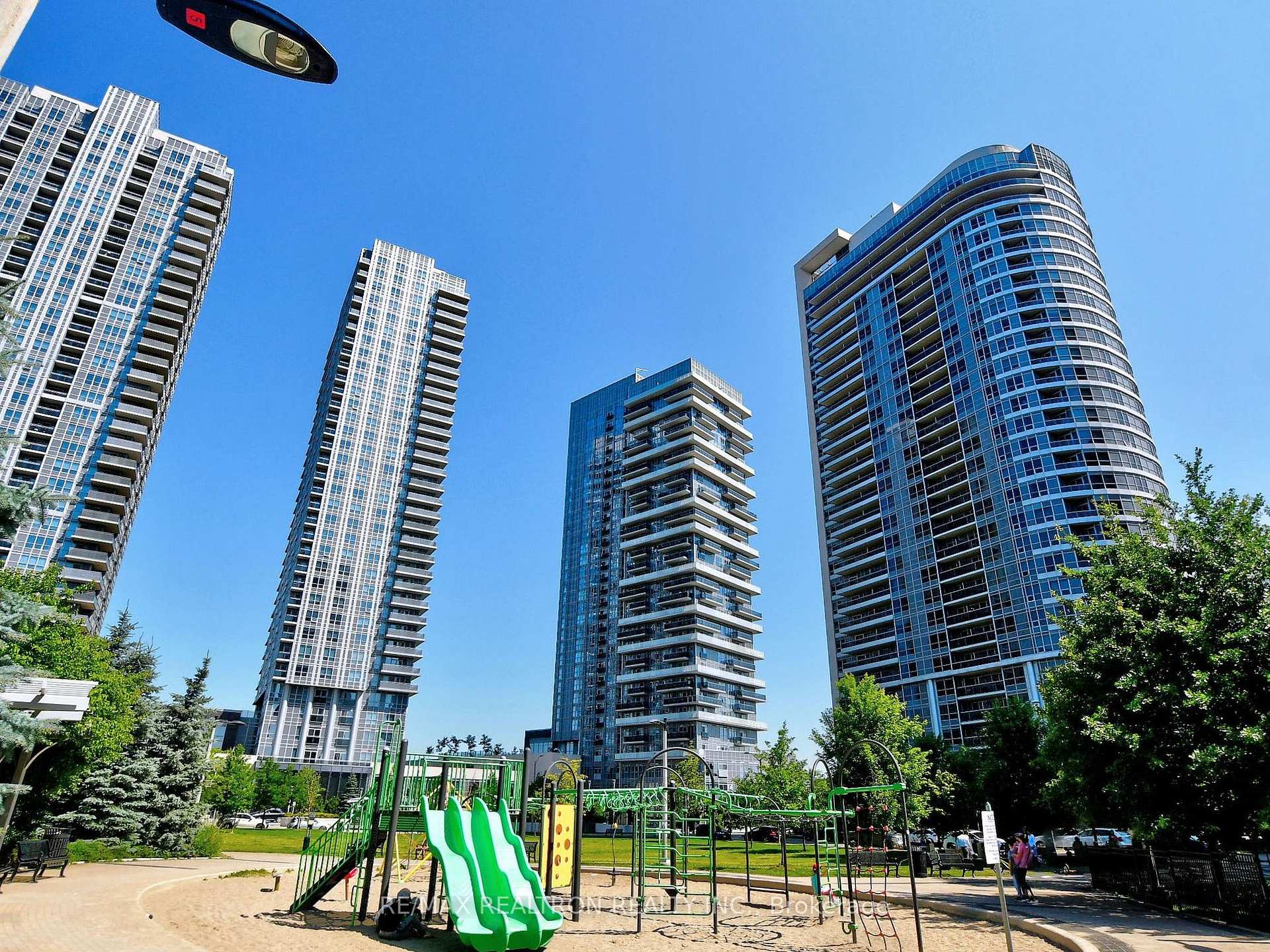 2 Bedrooms Condo at 225 Village Green, Toronto For sale
