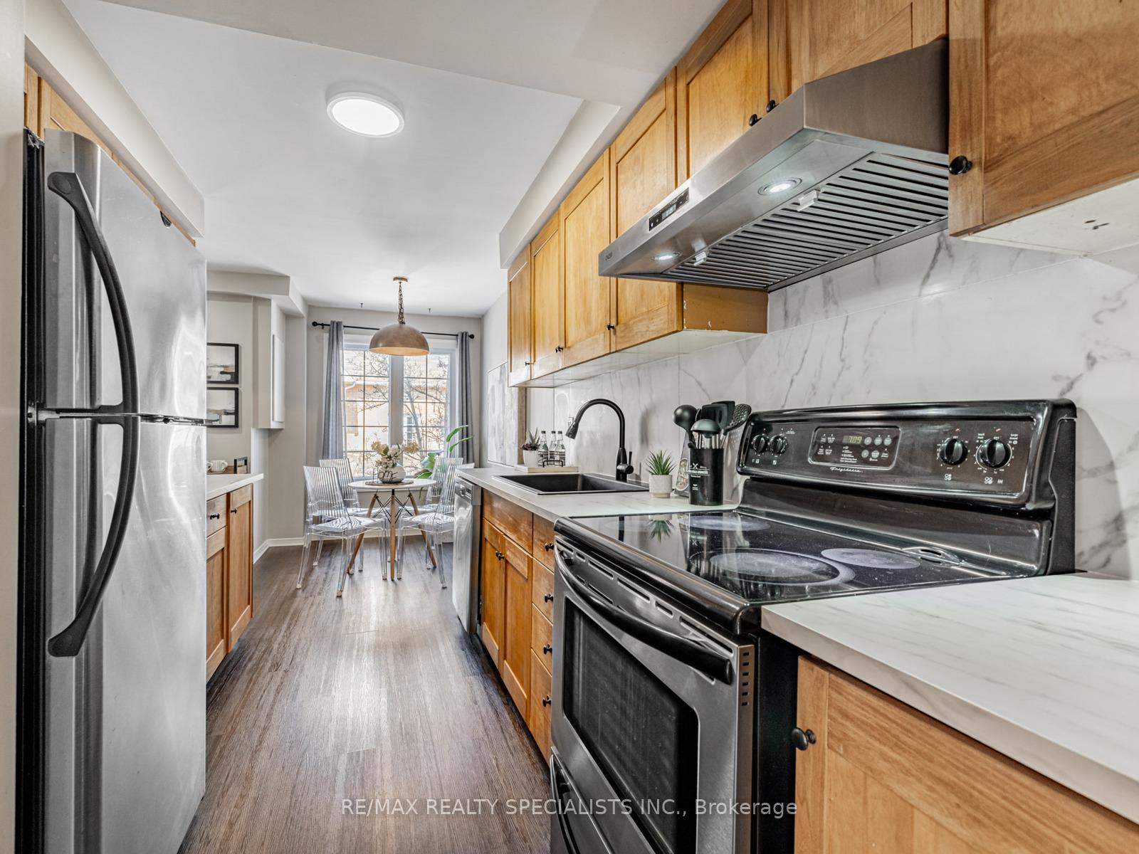 2 Bedrooms Condo at 2055 WALKERS, Burlington For sale