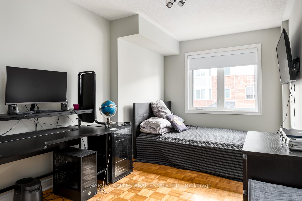 18 Clark Avenue W 64