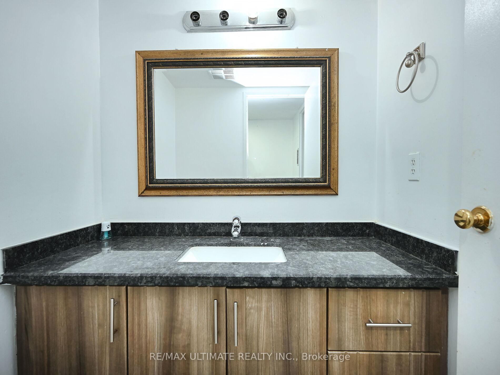 3 Bedrooms Condo at 3700 Kaneff, Mississauga For sale