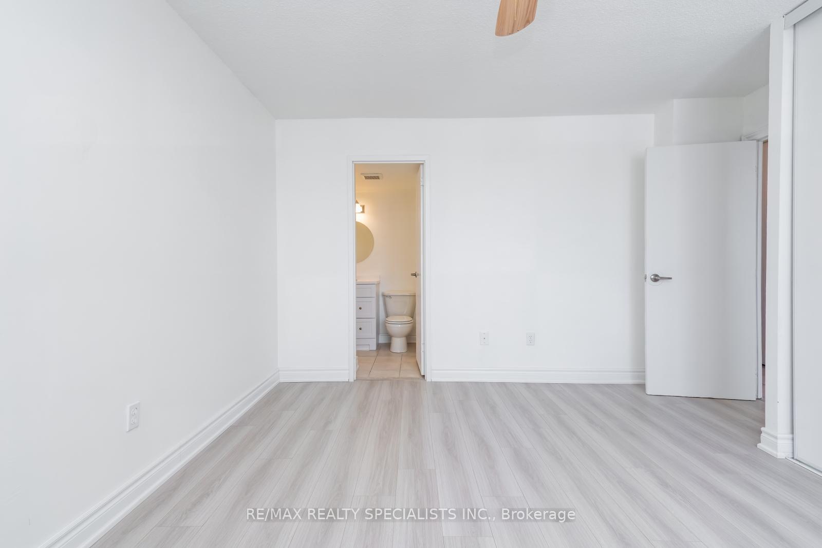 3 Bedrooms Condo at 2556 Argyle, Mississauga For sale