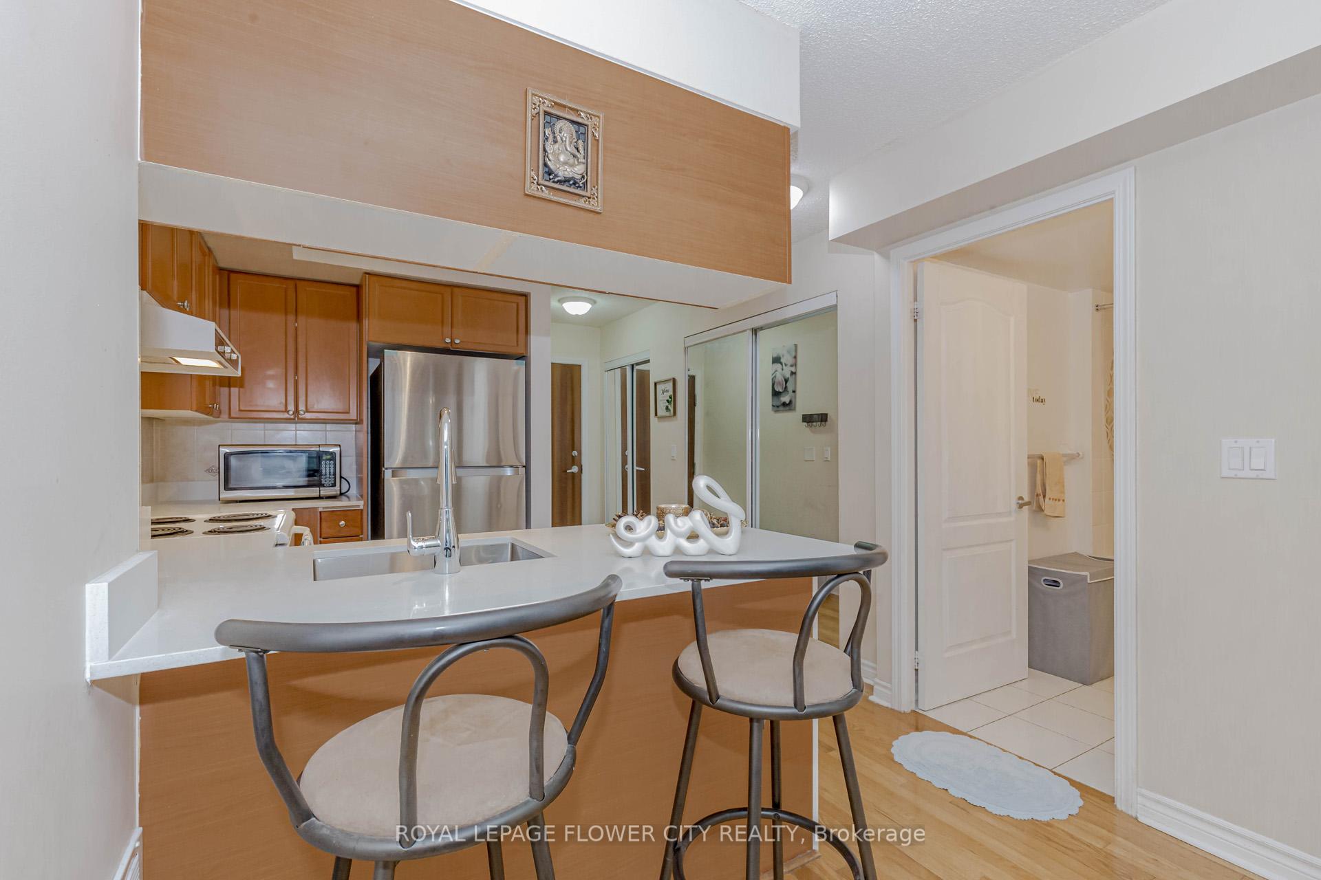 2 Bedrooms Condo at 1 Elm,  Mississauga For sale