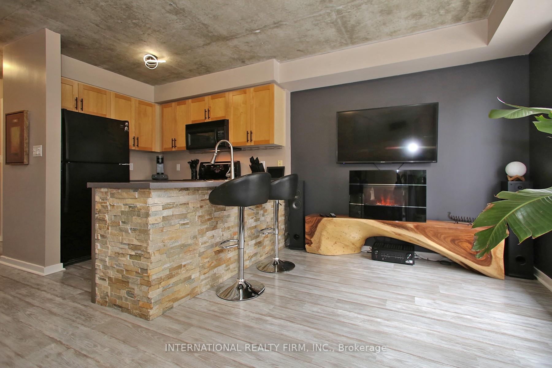 2 Bedrooms Condo at 800 King, Toronto For sale