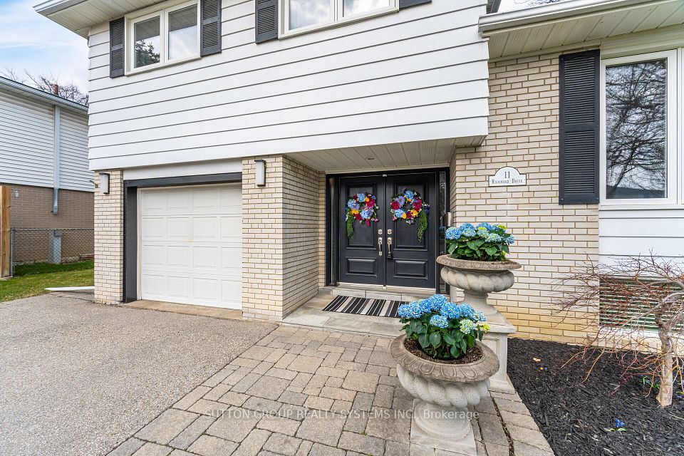 11 Richmond Drive, Brampton, ON L6W 2E7