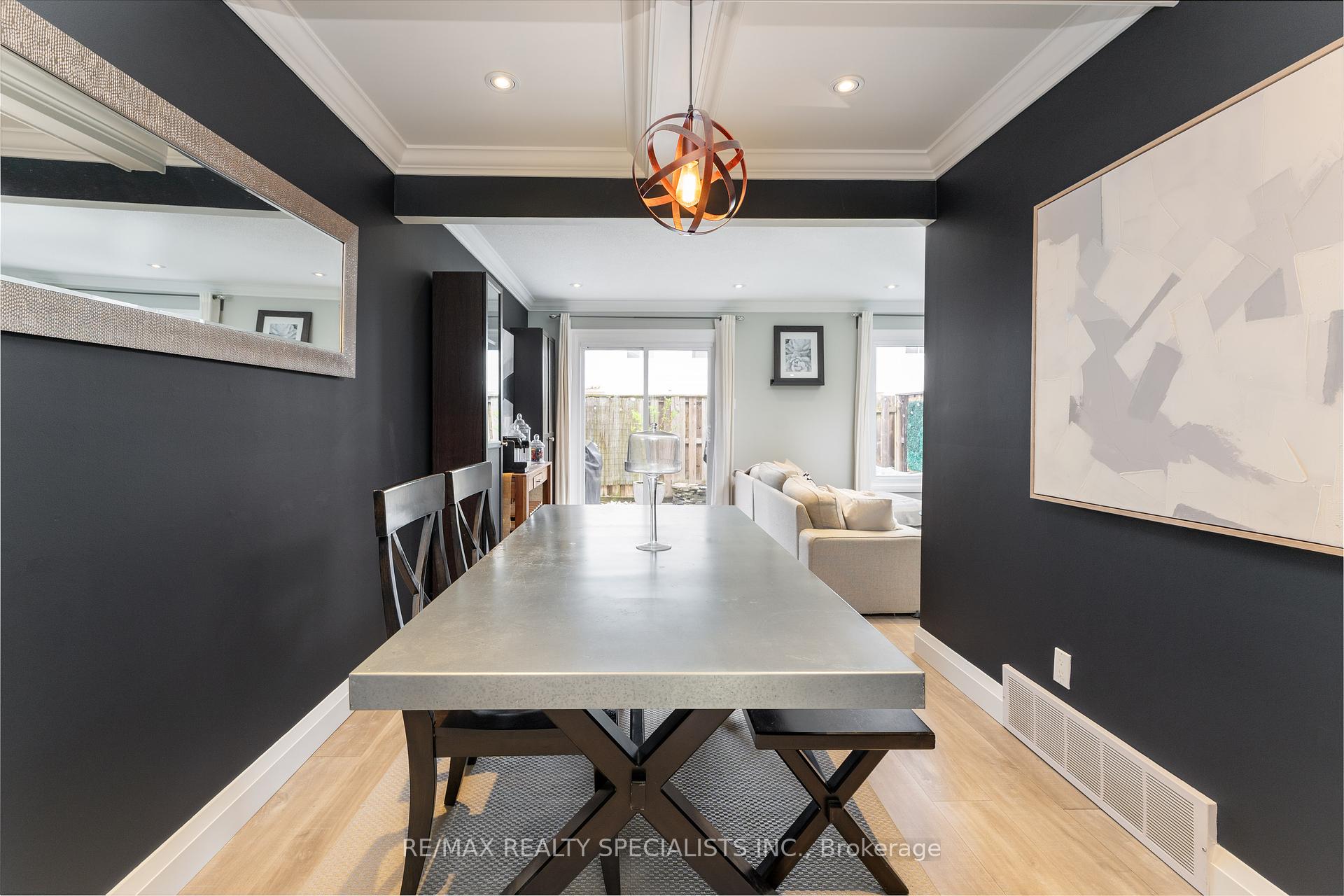 4 Bedrooms Condo at 2230 Upper Middle, Burlington For sale