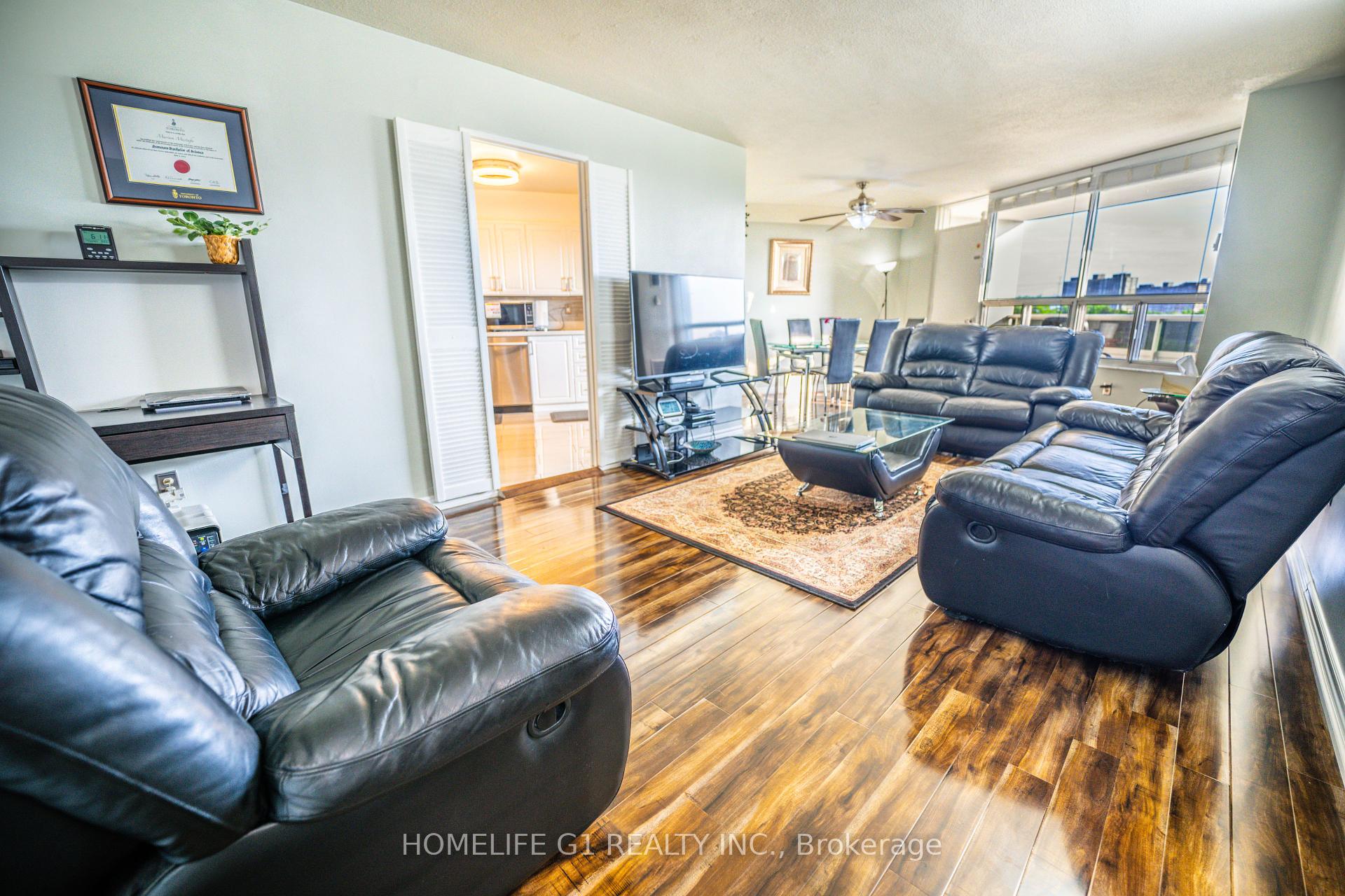 3 Bedrooms Condo at 5 Shady, Toronto For sale