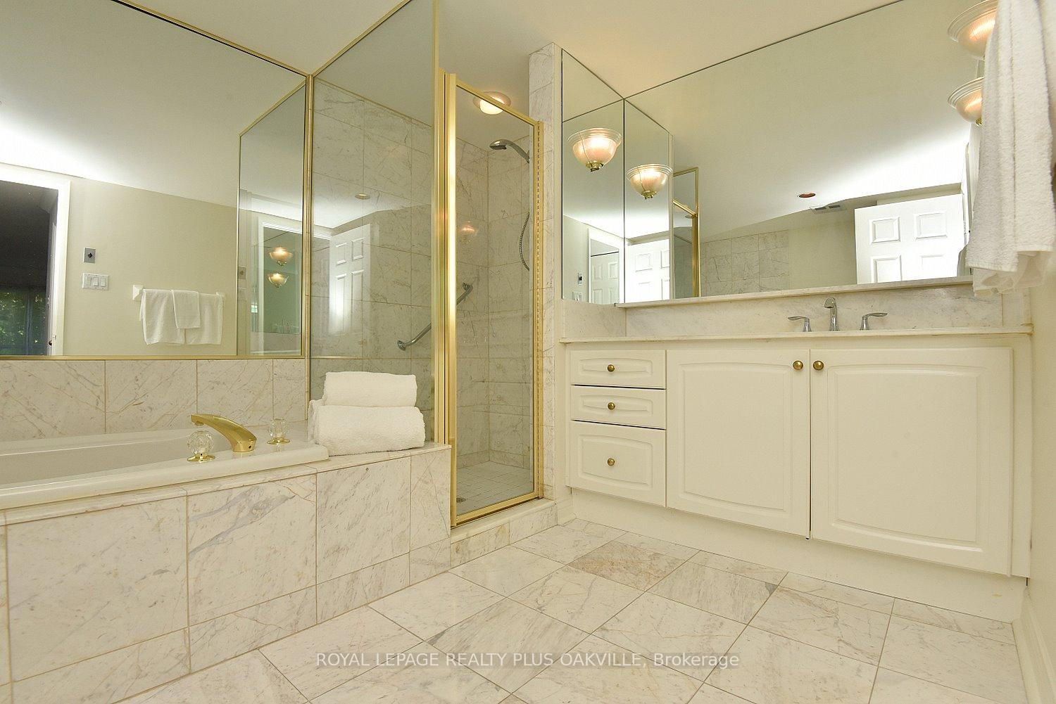 2 Bedrooms Condo at 2190 Lakeshore, Burlington For sale