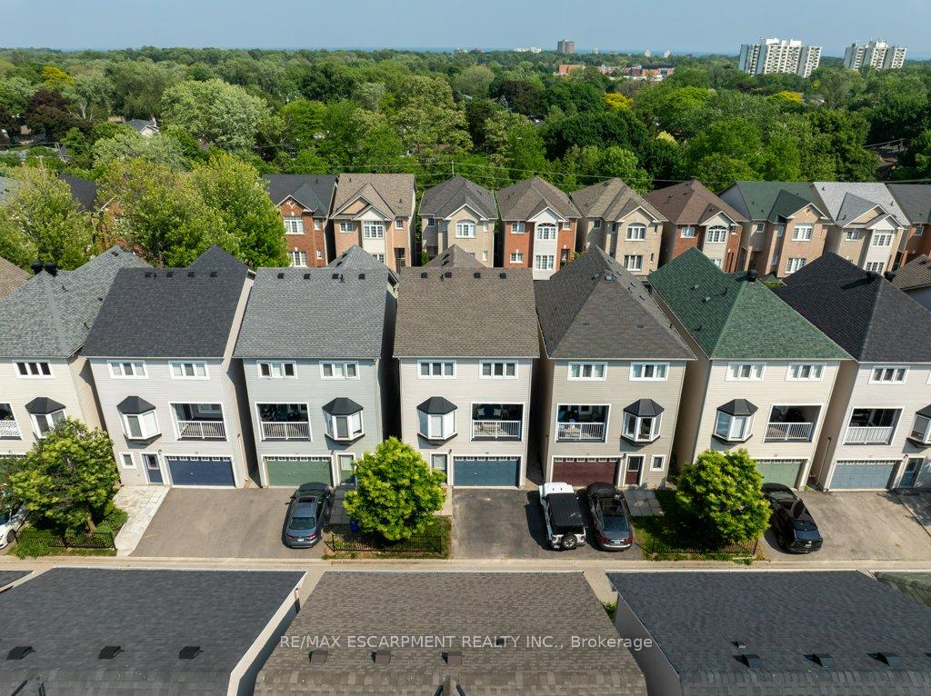 4 Bedrooms Condo at 5090 Fairview, Burlington For sale