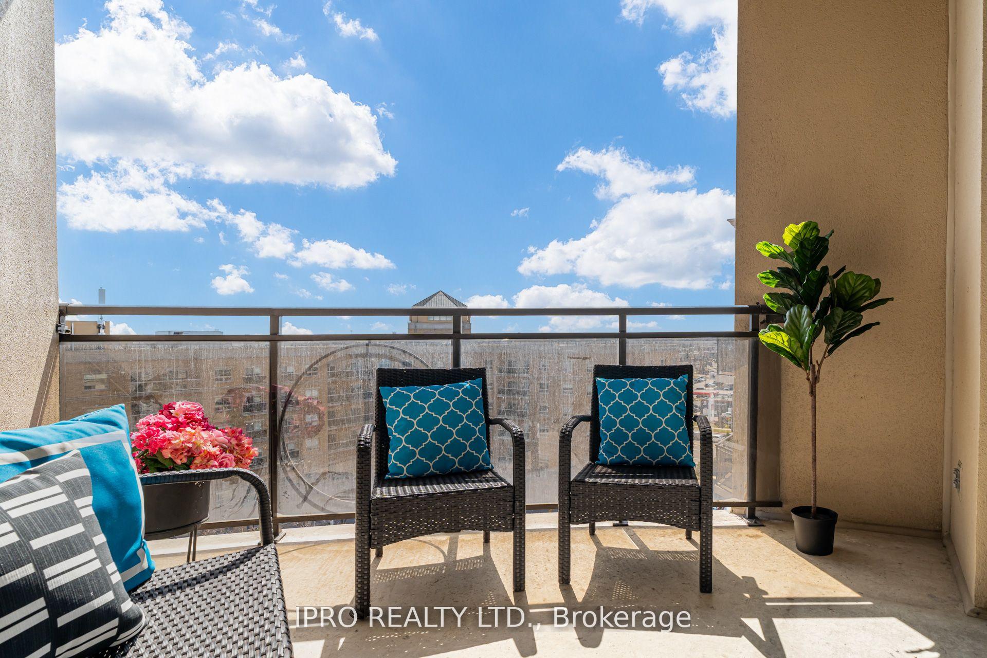 2 Bedrooms Condo at 1 Maison Parc, Vaughan For sale