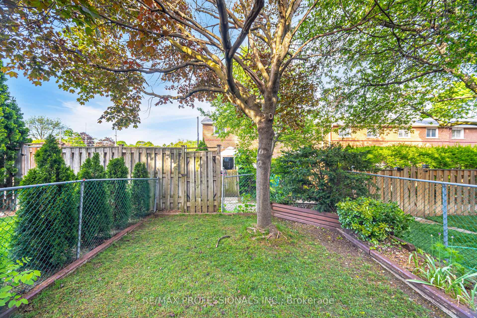 3 Bedrooms Condo at 582 Renforth, Toronto For sale