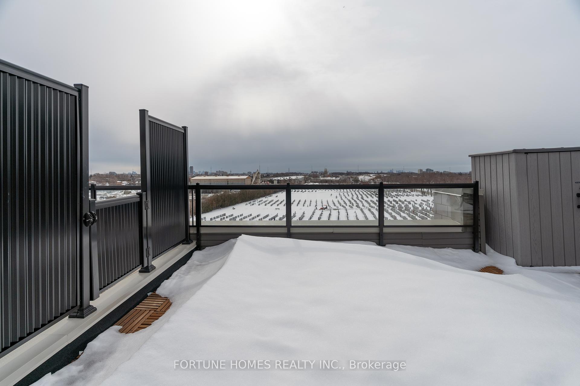 3 Bedrooms Condo at 39 John Perkins Bull, Toronto For sale