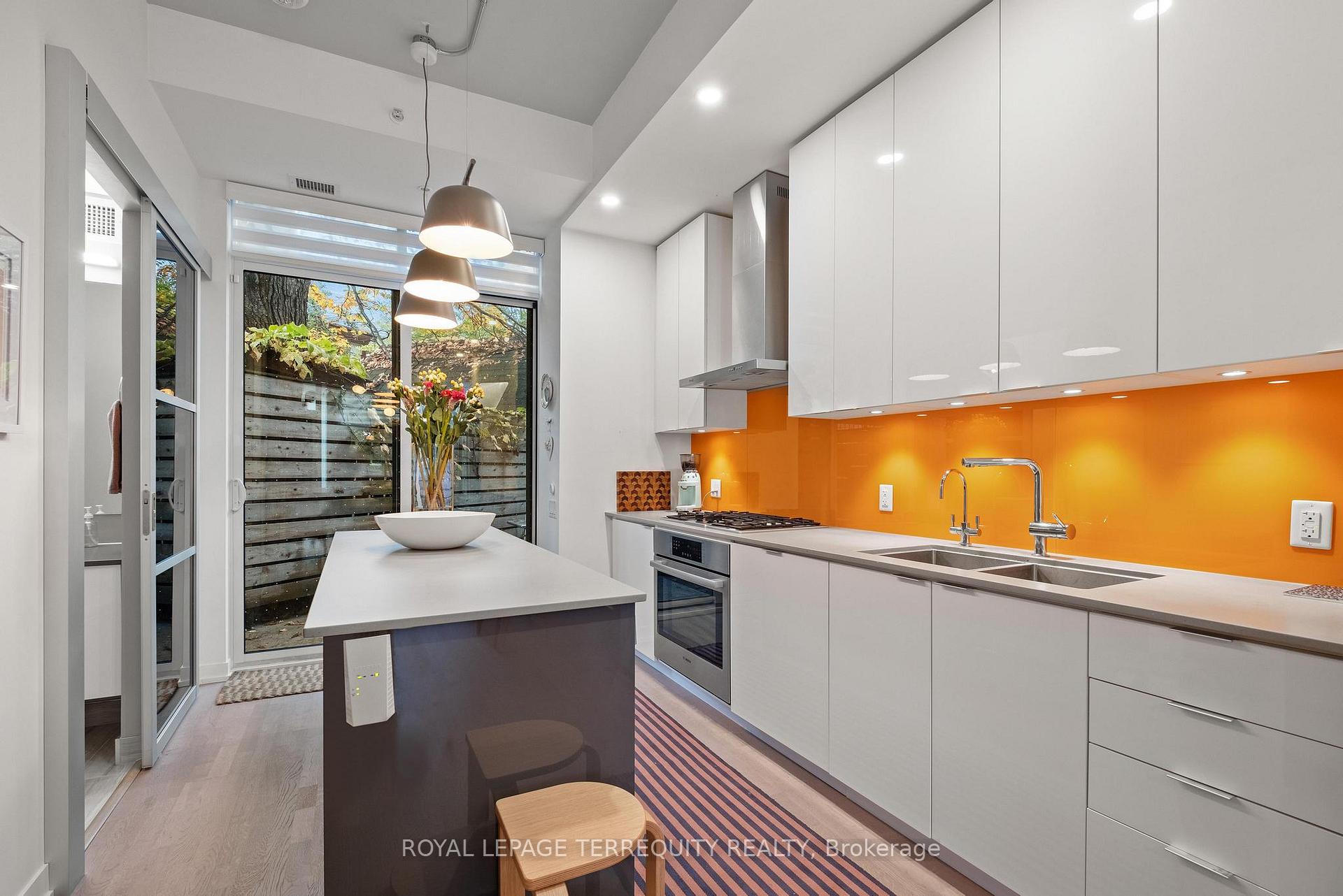 3 Bedrooms Condo at 38 Howard Park,  Toronto For sale