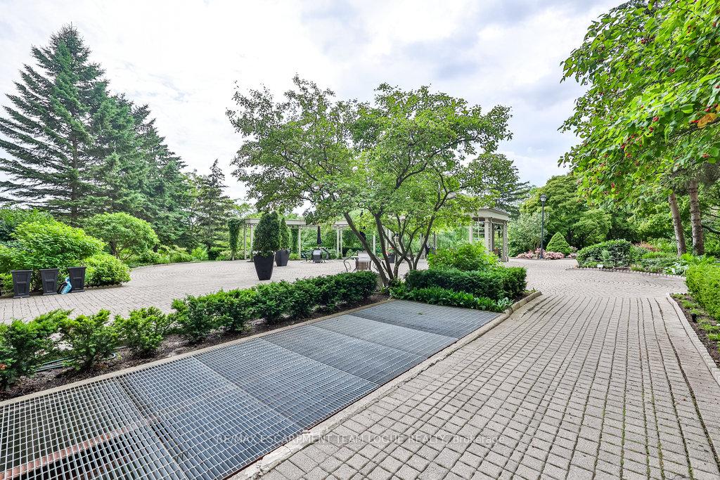 2 Bedrooms Condo at 2511 Lakeshore, Oakville For sale
