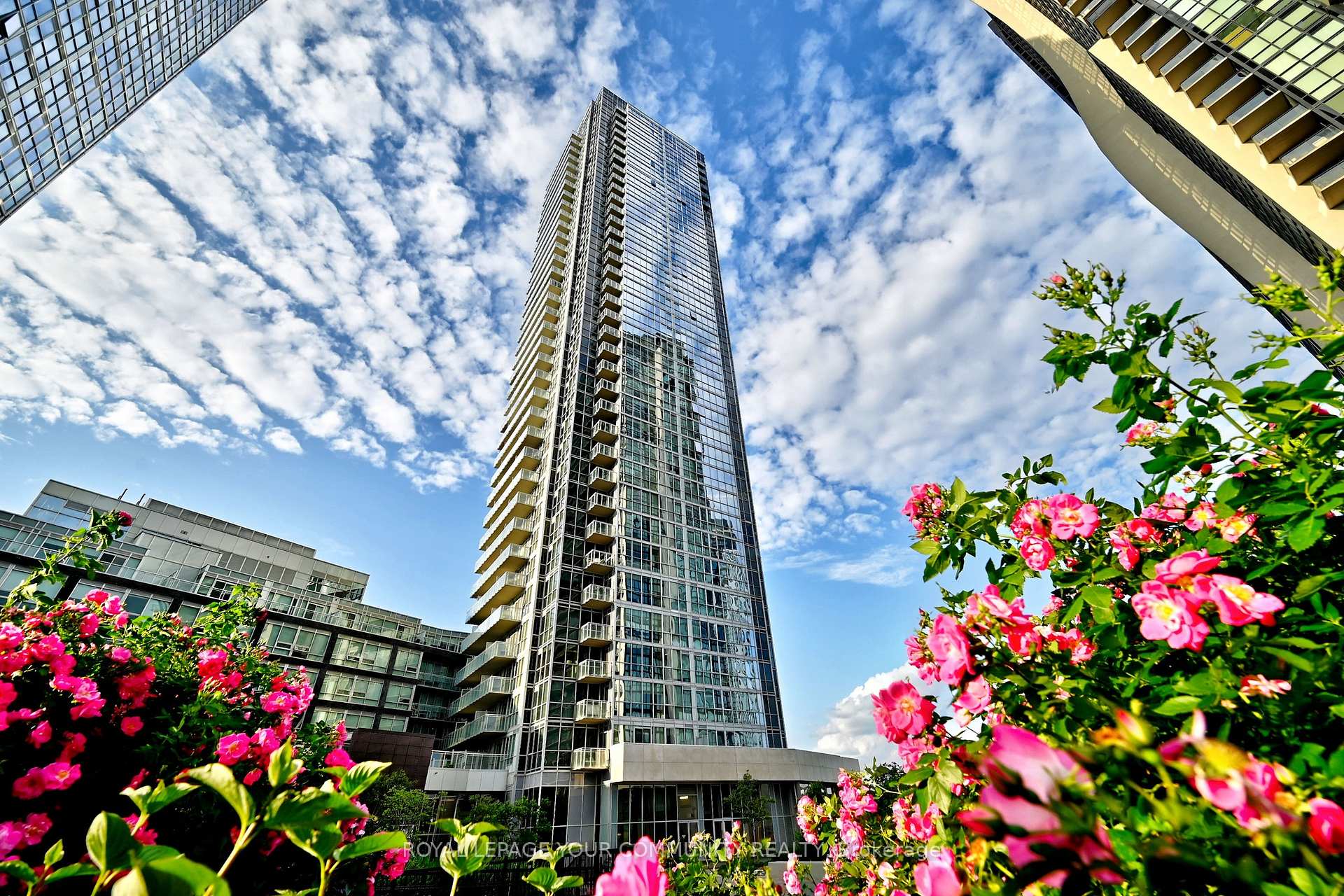 2 Bedrooms Condo at 2908 Highway 7, Vaughan For sale