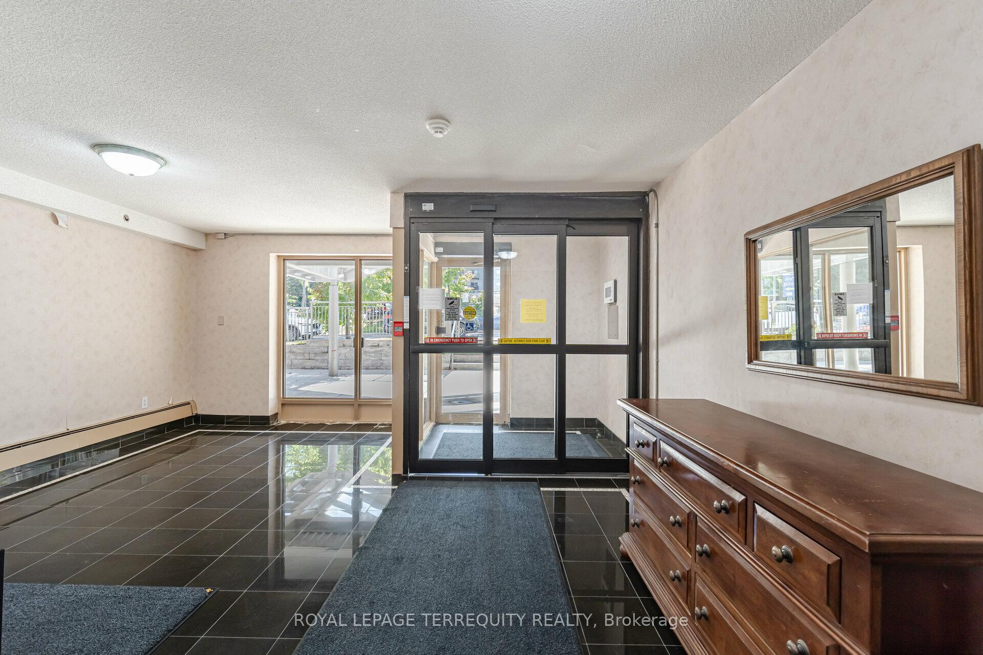 2 Bedrooms Condo at 81 Charlton, Hamilton For sale