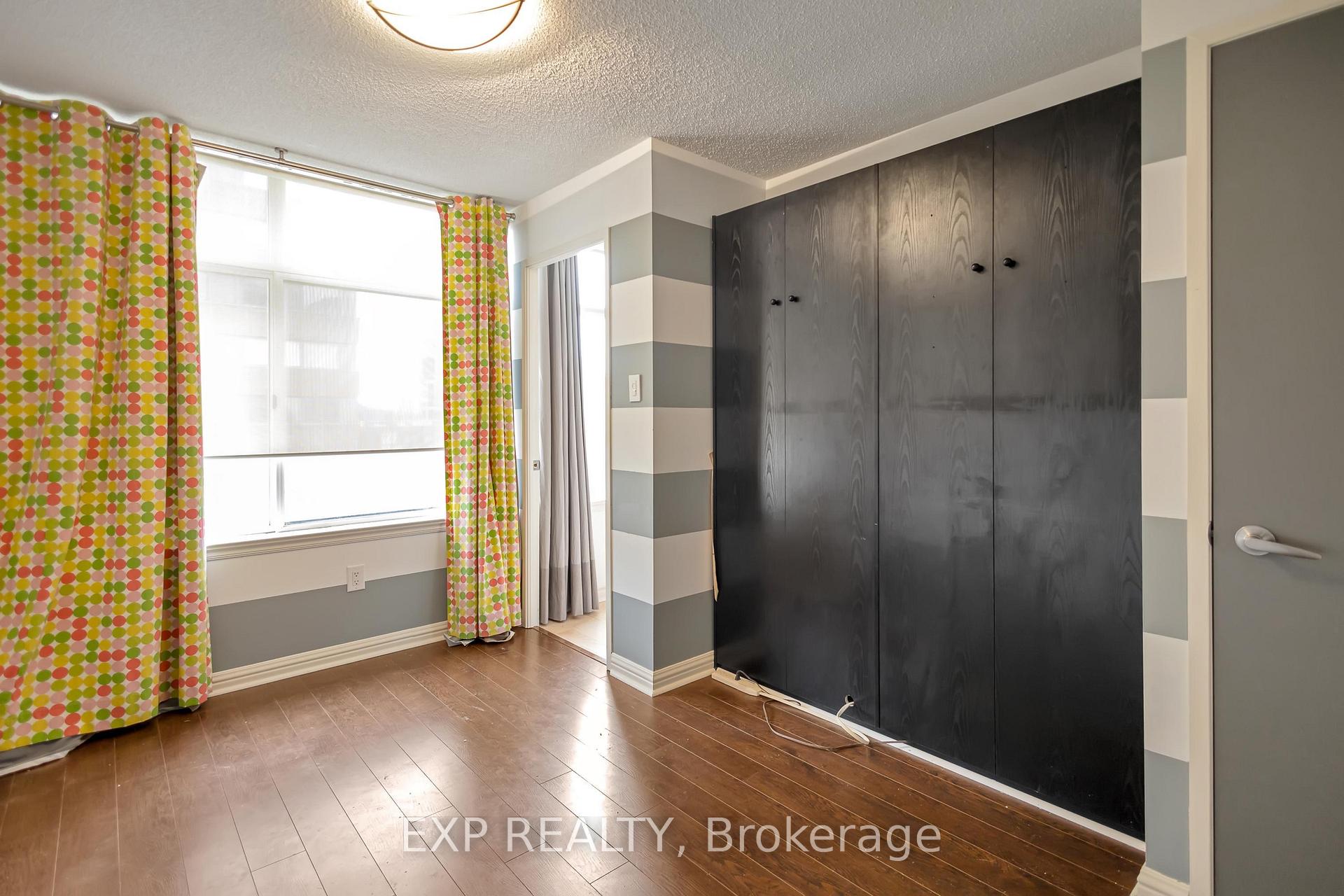 2 Bedrooms Condo at 900 Yonge, Toronto For sale