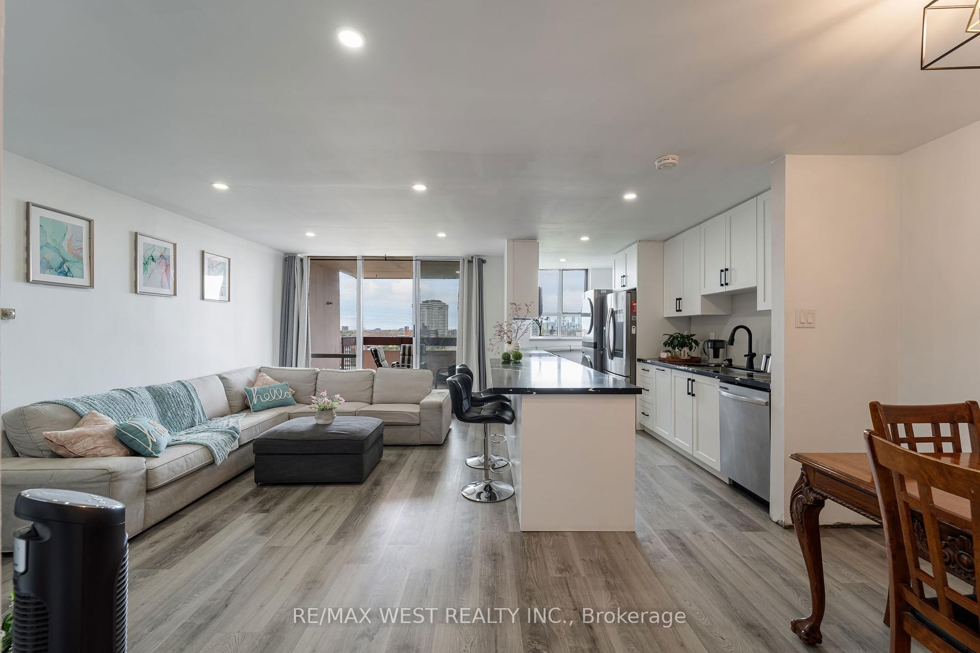 3 Bedrooms Condo at 1615 Bloor, Mississauga For sale