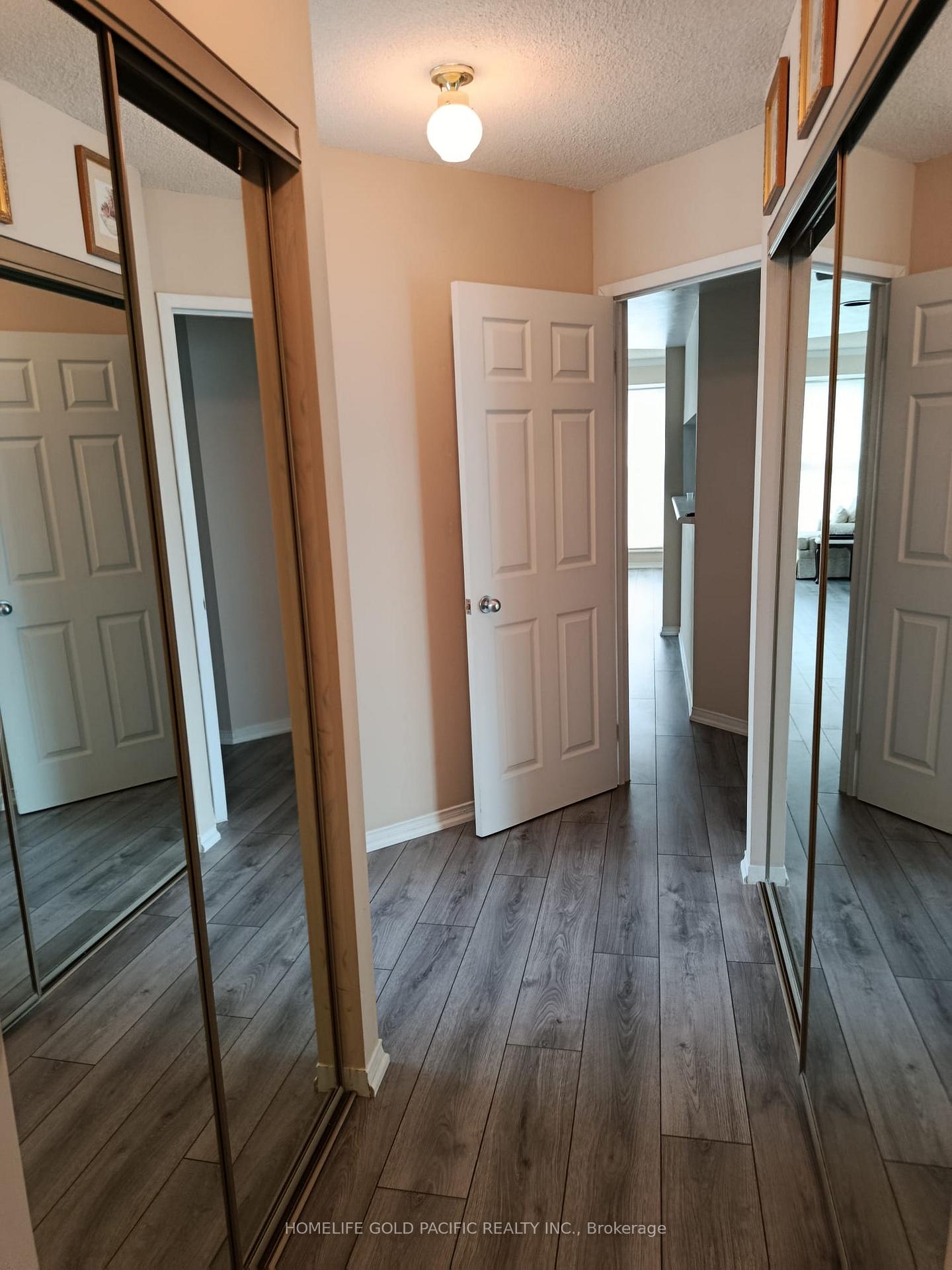2 Bedrooms Condo at 77 Harbour, Toronto For sale