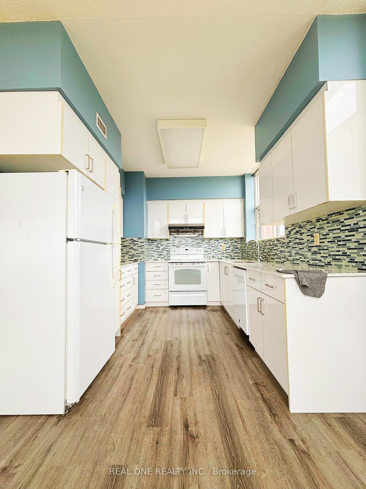 2 Bedrooms Condo at 2199 Sixth, Oakville For sale