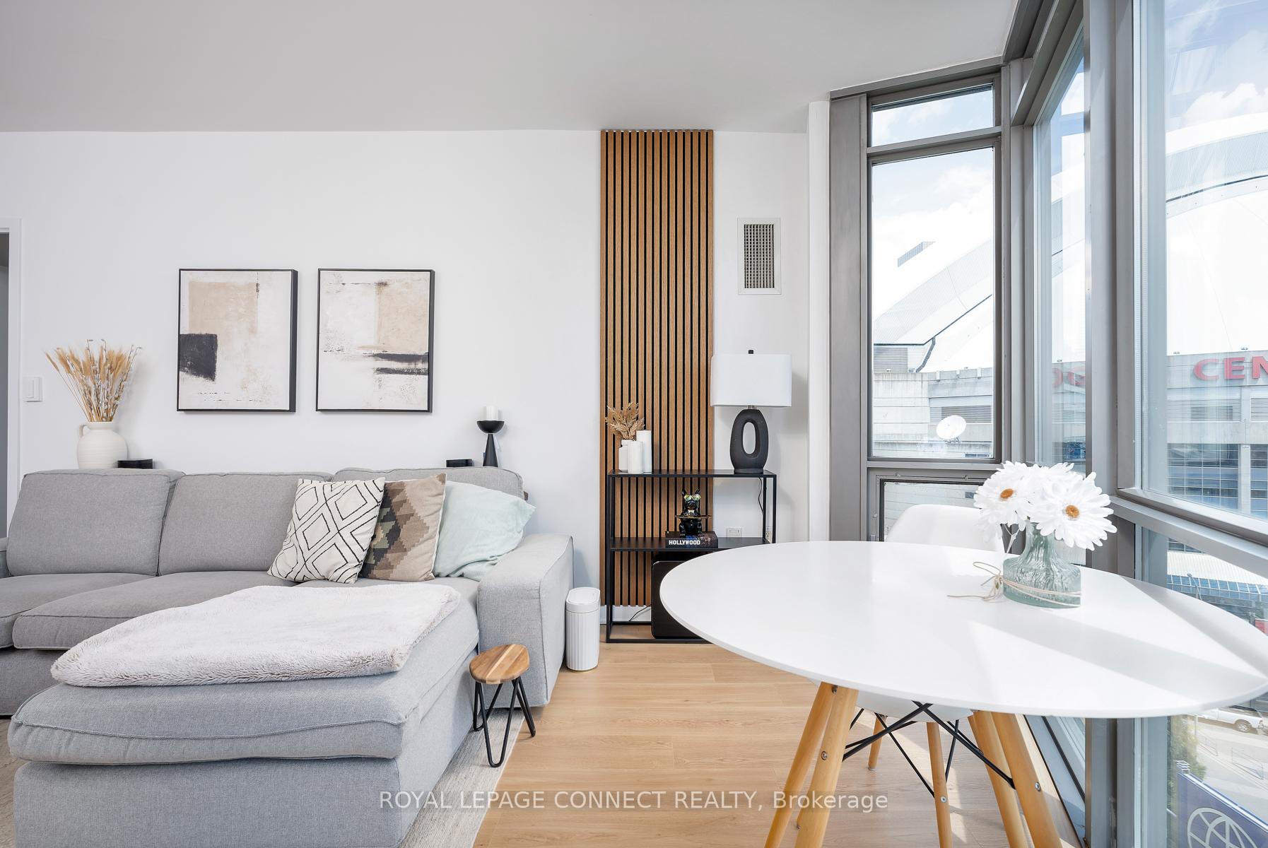 3 Bedrooms Condo at 5 Mariner, Toronto For sale