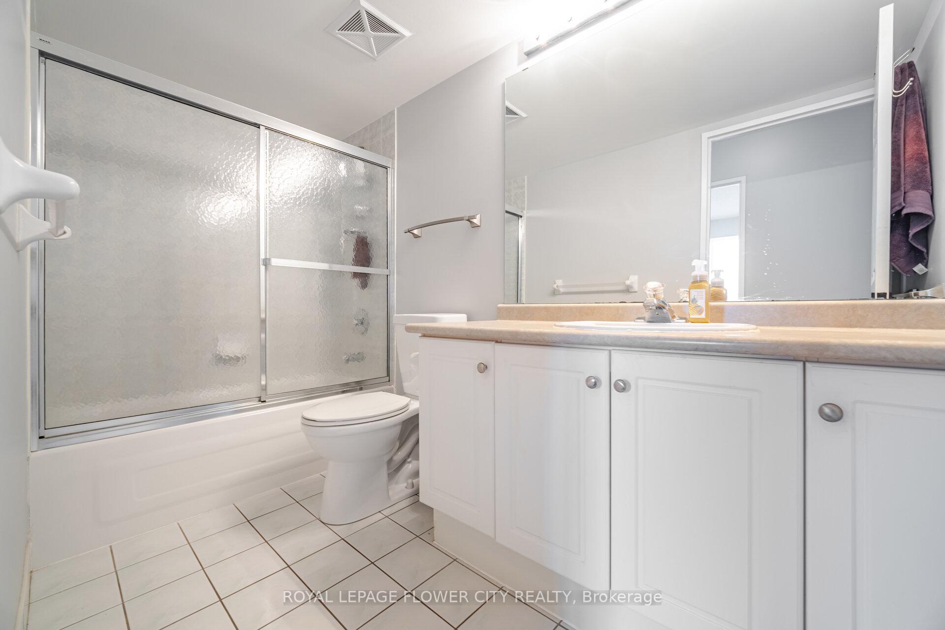2 Bedrooms Condo at 156 Enfield, Mississauga For sale