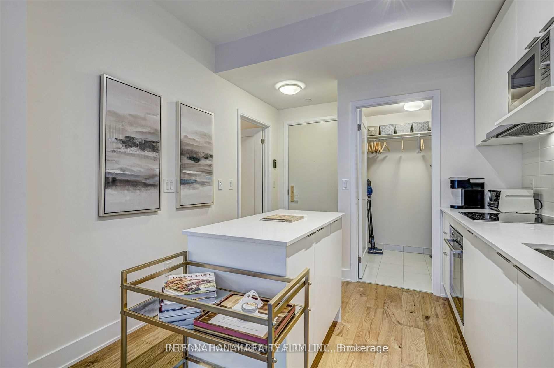 1 Bedroom Condo at 88 Cumberland,  Toronto For sale