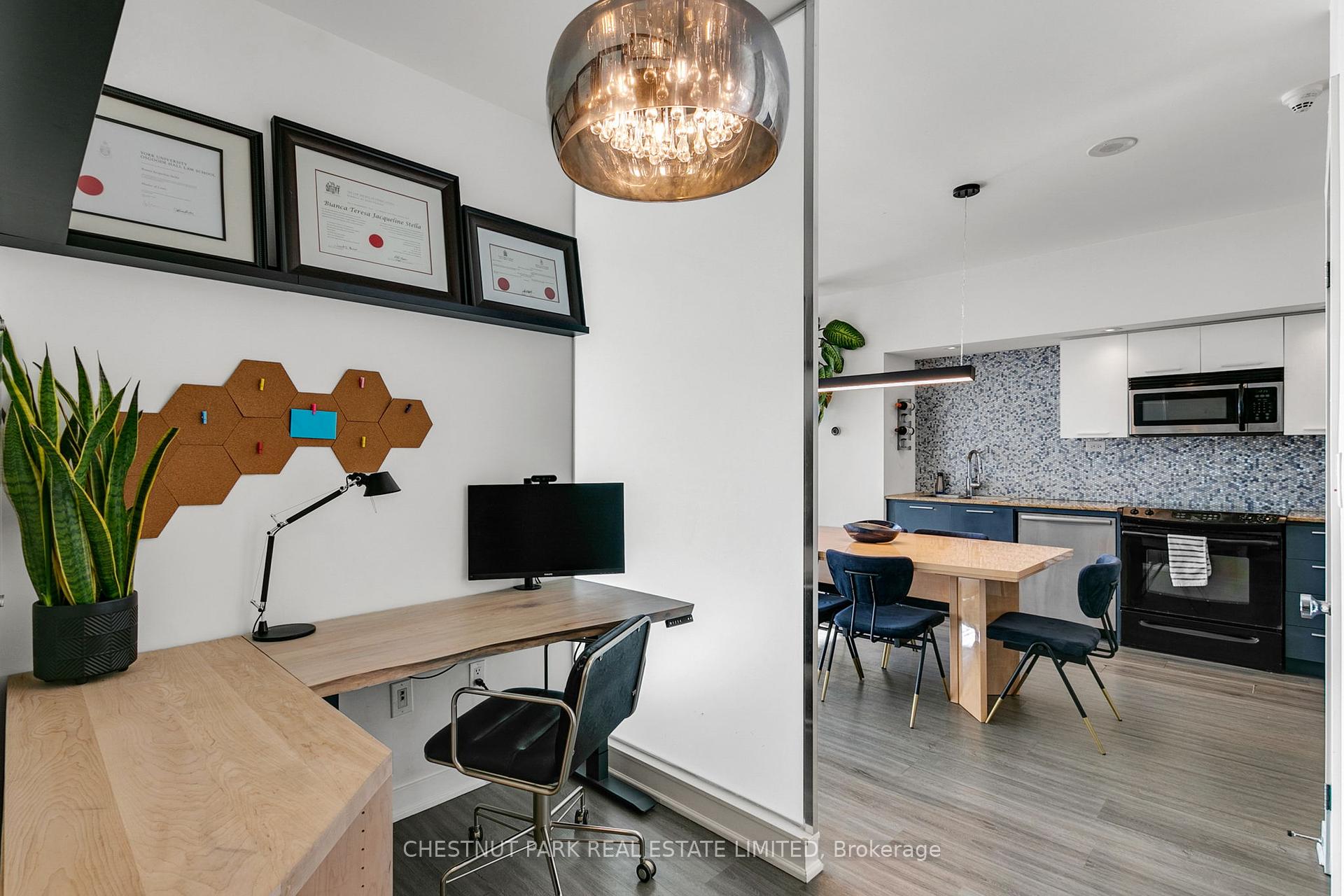 3 Bedrooms Condo at 25 Capreol, Toronto For sale