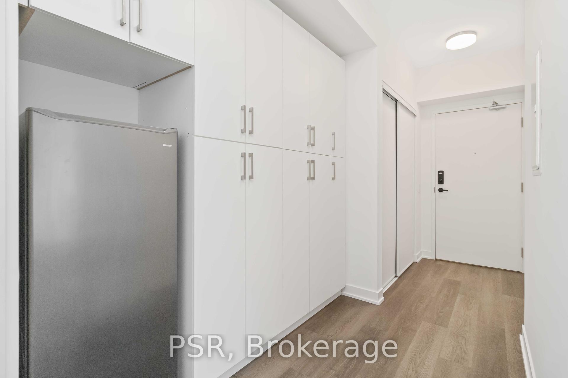 3 Bedrooms Condo at 3900 Confederation, Mississauga For sale