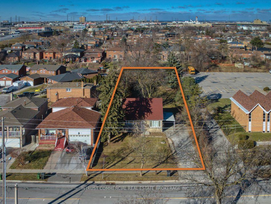 74 Kingsview Boulevard, Toronto, ON M9R 1T9