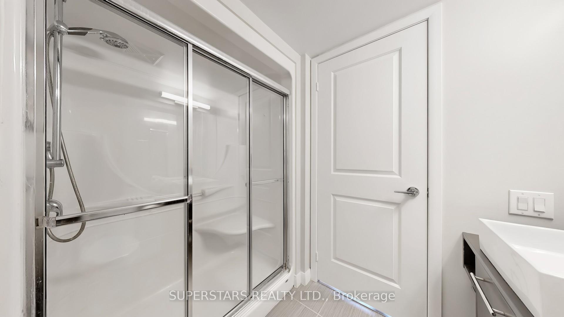 2 Bedrooms Condo at 25 Town Centre, Toronto For sale