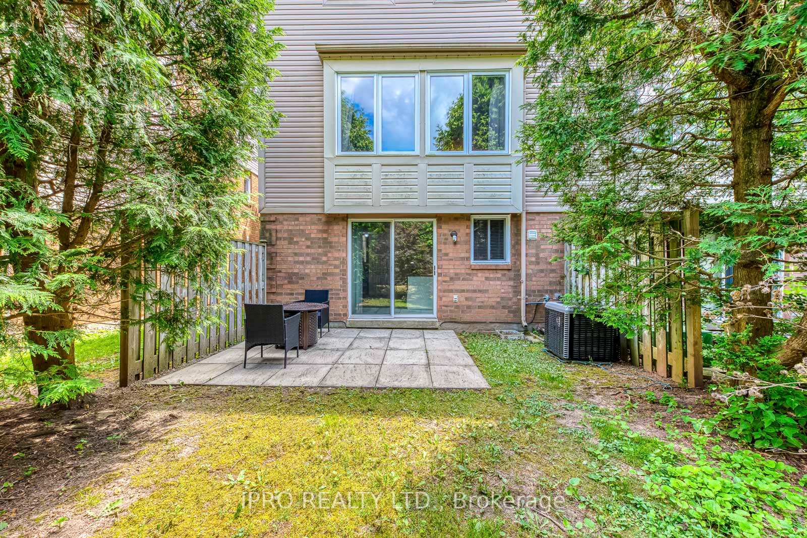 3 Bedrooms Condo at 2051 MERCHANTS, Oakville For sale