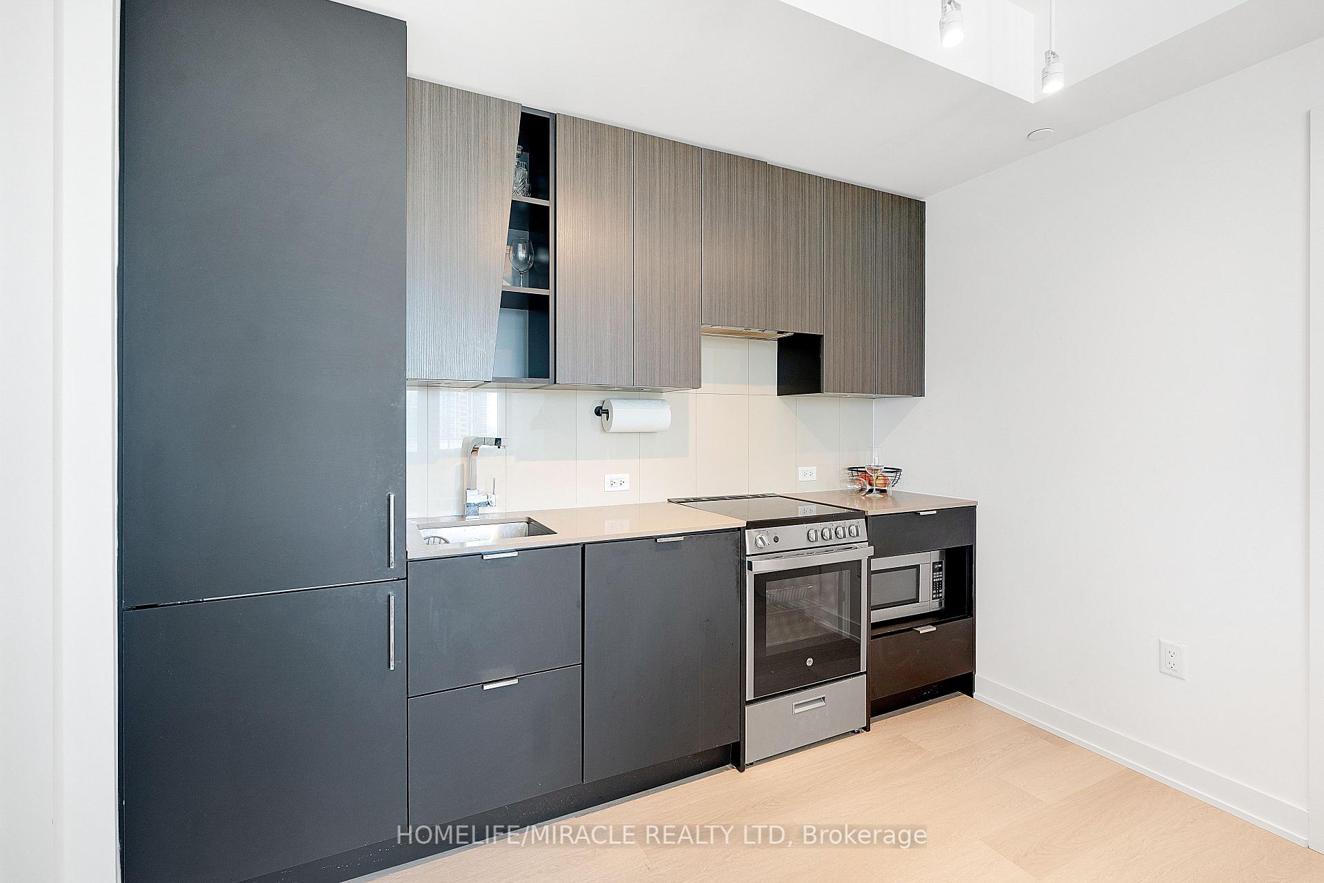 2 Bedrooms Condo at 3883 Quratz, Mississauga For sale